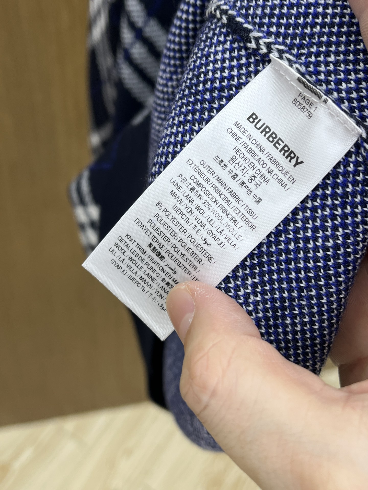 秋冬 BBR 25新款斜纹格纹羊毛混纺套头圆领精选羊毛羊绒混纺面料制成，呈现提花精纺的格纹图案，缔造精致