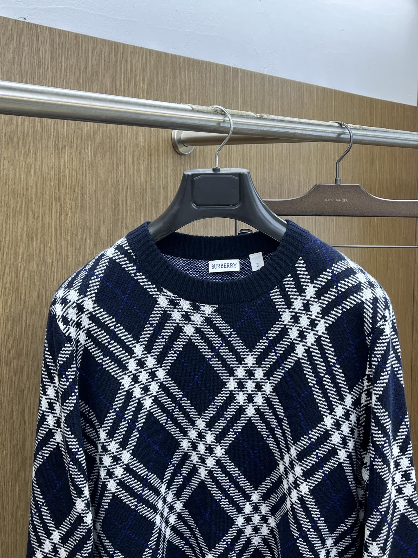 秋冬 BBR 25新款斜纹格纹羊毛混纺套头圆领精选羊毛羊绒混纺面料制成，呈现提花精纺的格纹图案，缔造精致