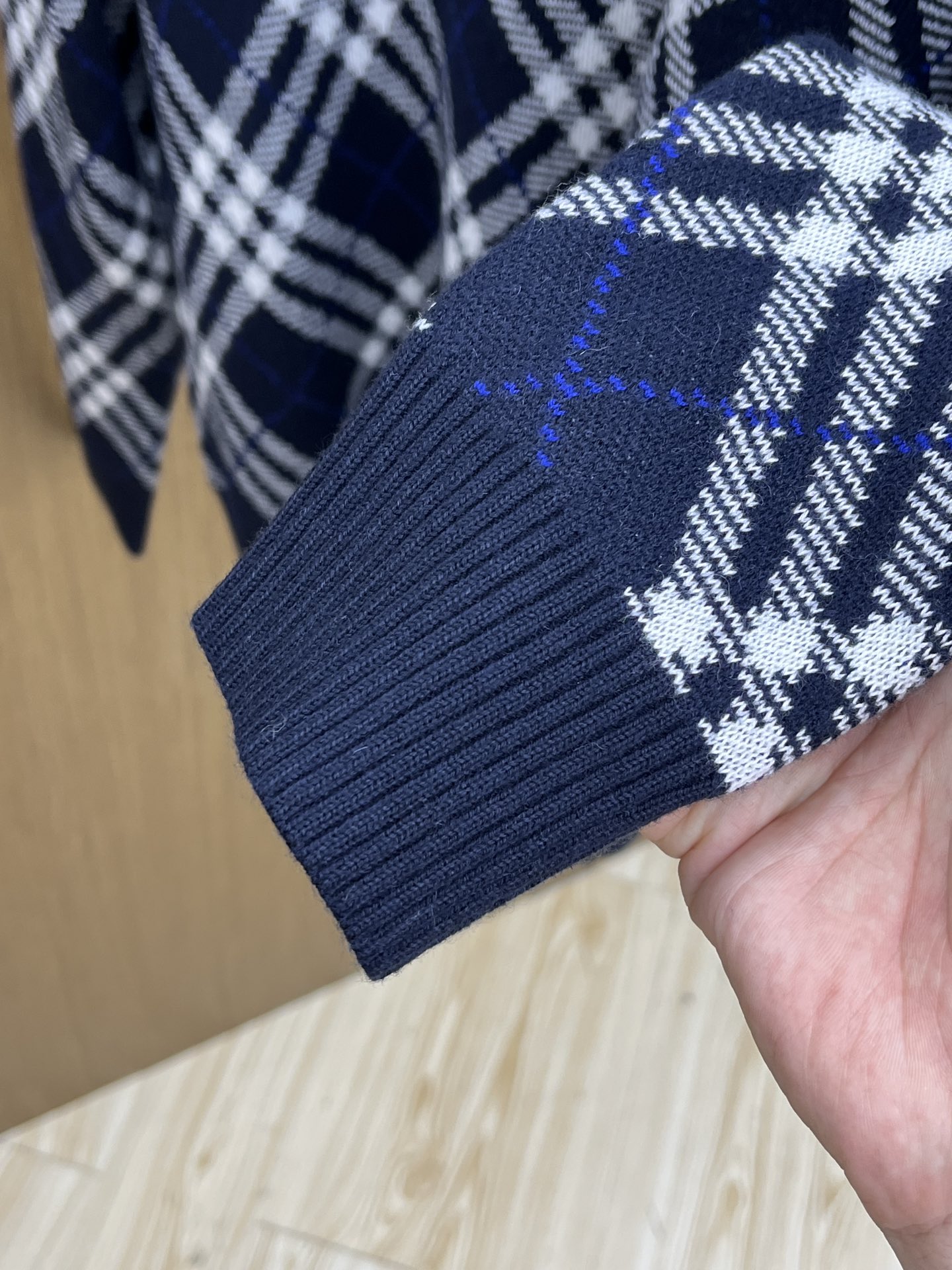 秋冬 BBR 25新款斜纹格纹羊毛混纺套头圆领精选羊毛羊绒混纺面料制成，呈现提花精纺的格纹图案，缔造精致