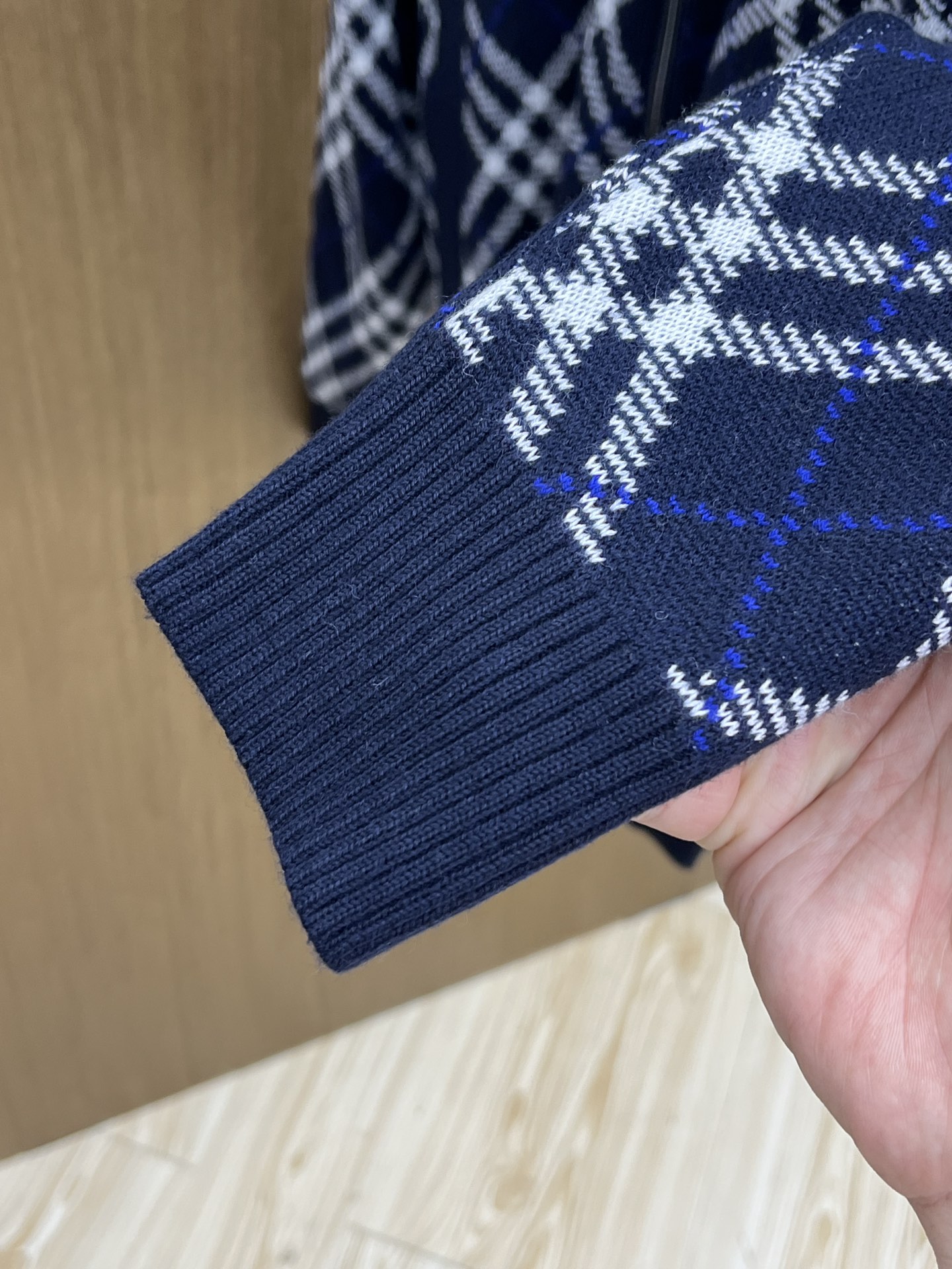 秋冬 BBR 25新款斜纹格纹羊毛混纺拉链外套 精选羊毛羊绒混纺面料制成，呈现提花精纺的格纹图案，缔造精