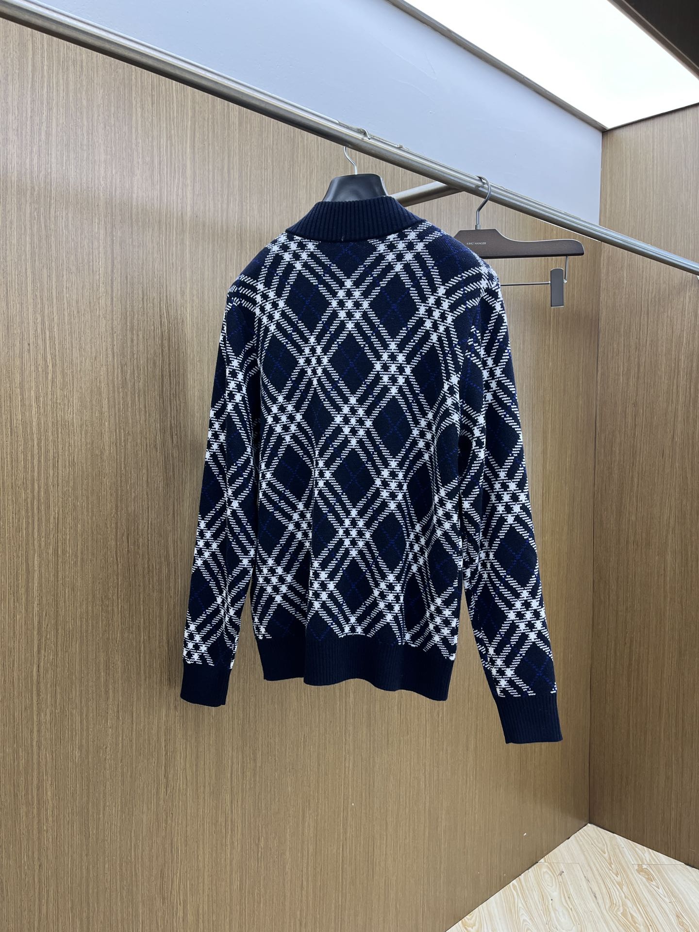 秋冬 BBR 25新款斜纹格纹羊毛混纺拉链外套 精选羊毛羊绒混纺面料制成，呈现提花精纺的格纹图案，缔造精