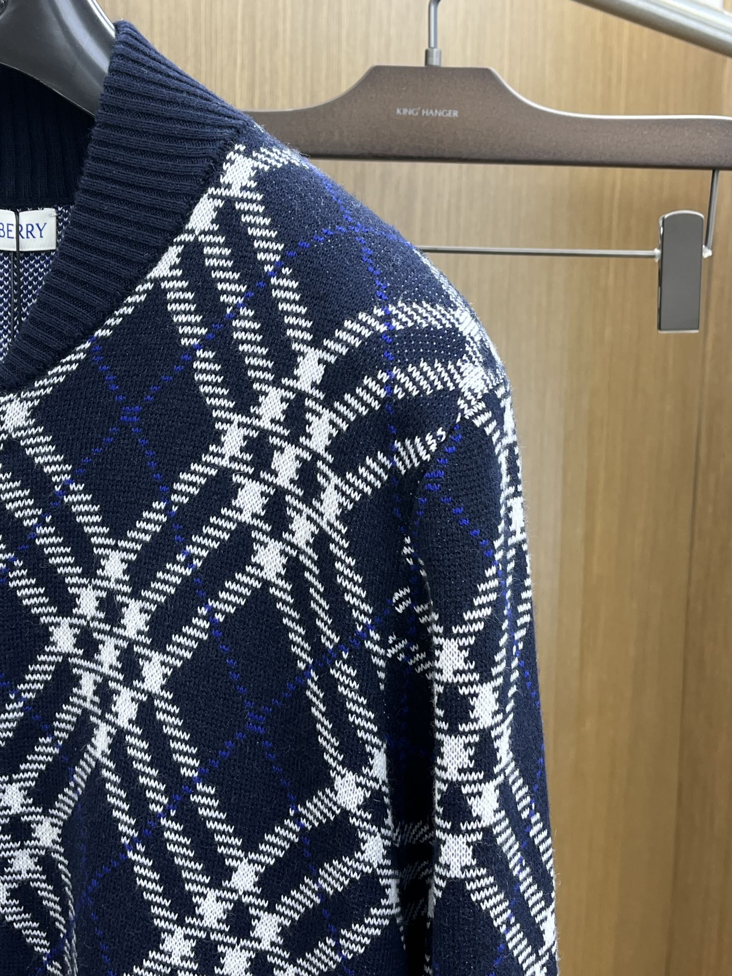 秋冬 BBR 25新款斜纹格纹羊毛混纺拉链外套 精选羊毛羊绒混纺面料制成，呈现提花精纺的格纹图案，缔造精