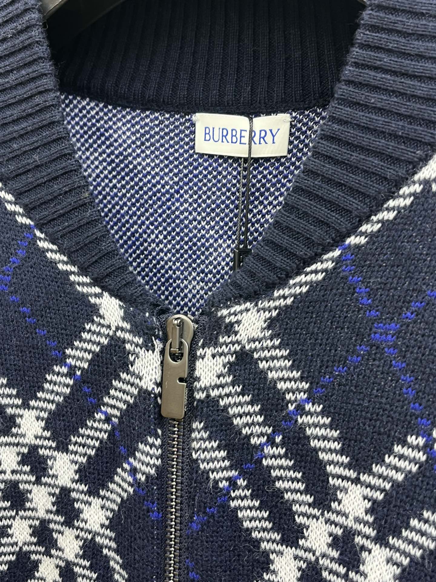 秋冬 BBR 25新款斜纹格纹羊毛混纺拉链外套 精选羊毛羊绒混纺面料制成，呈现提花精纺的格纹图案，缔造精