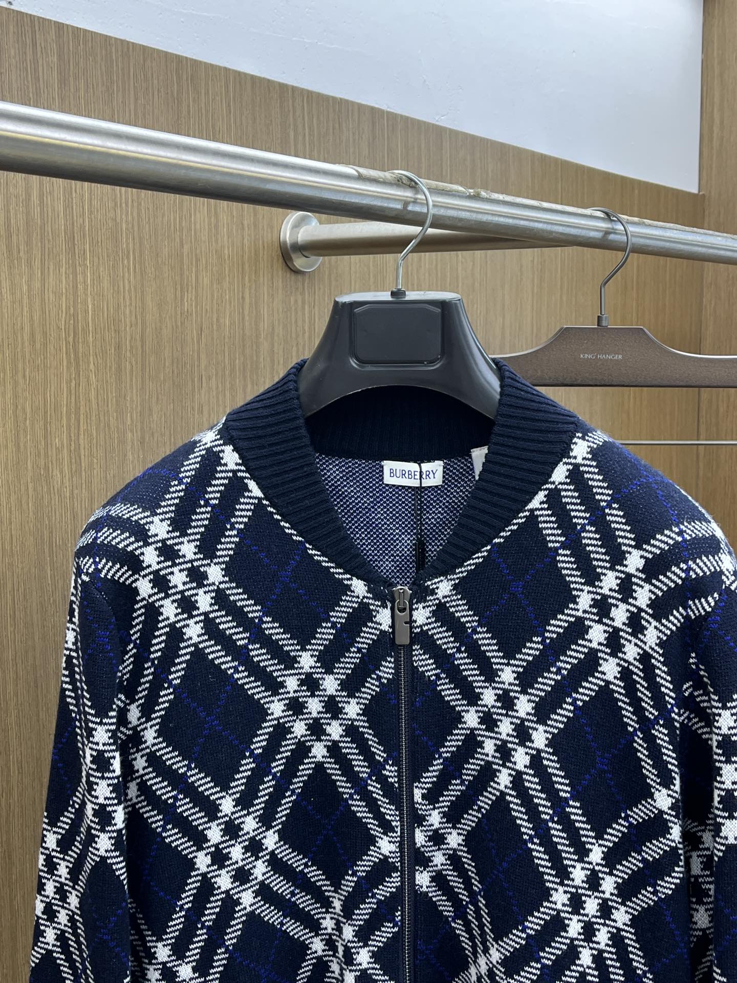 秋冬 BBR 25新款斜纹格纹羊毛混纺拉链外套 精选羊毛羊绒混纺面料制成，呈现提花精纺的格纹图案，缔造精