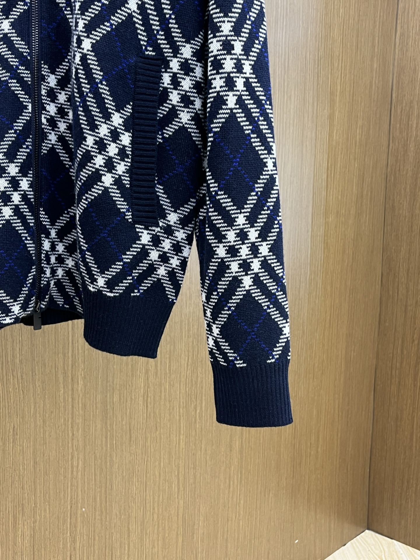 秋冬 BBR 25新款斜纹格纹羊毛混纺拉链外套 精选羊毛羊绒混纺面料制成，呈现提花精纺的格纹图案，缔造精