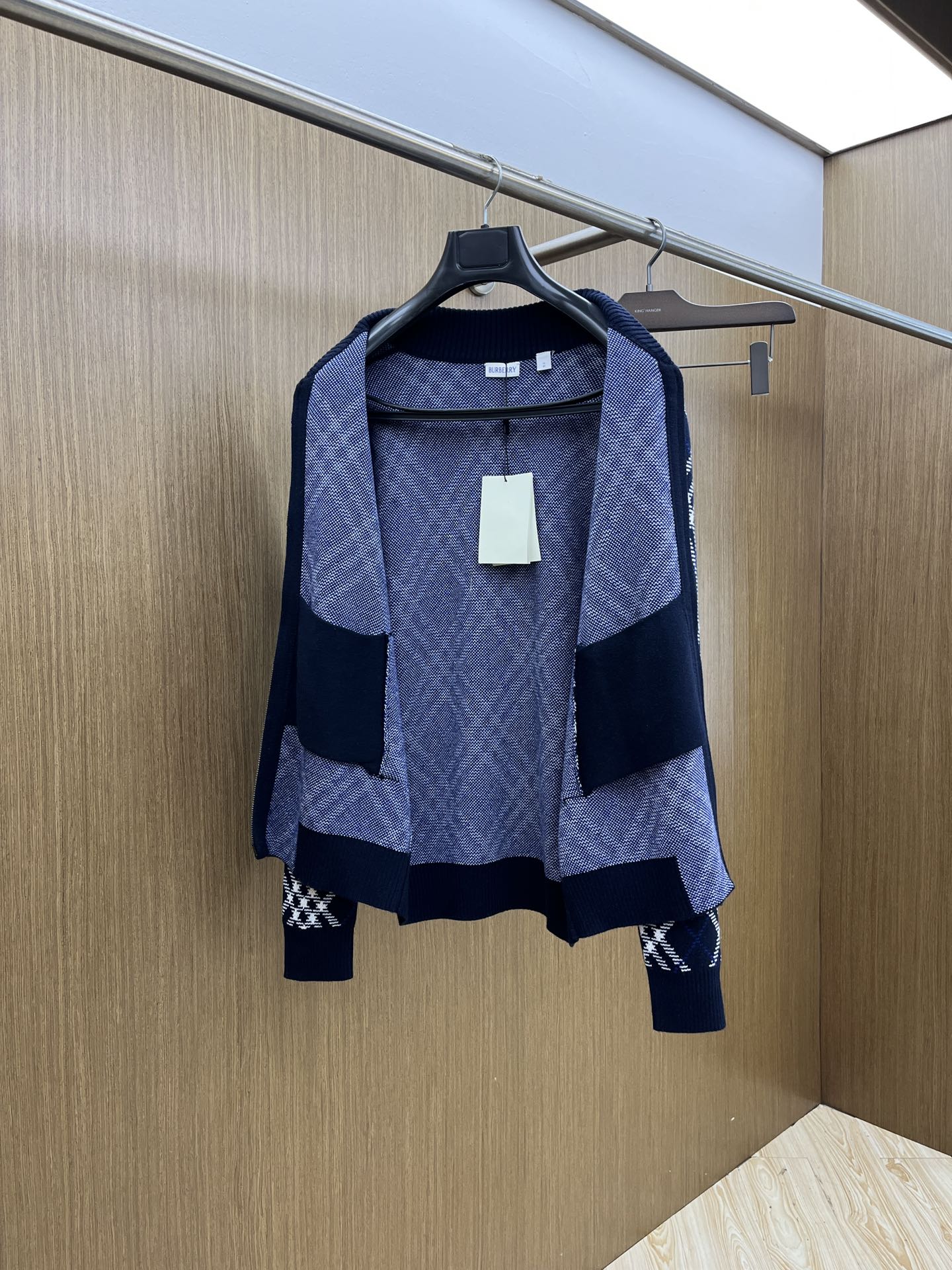 秋冬 BBR 25新款斜纹格纹羊毛混纺拉链外套 精选羊毛羊绒混纺面料制成，呈现提花精纺的格纹图案，缔造精