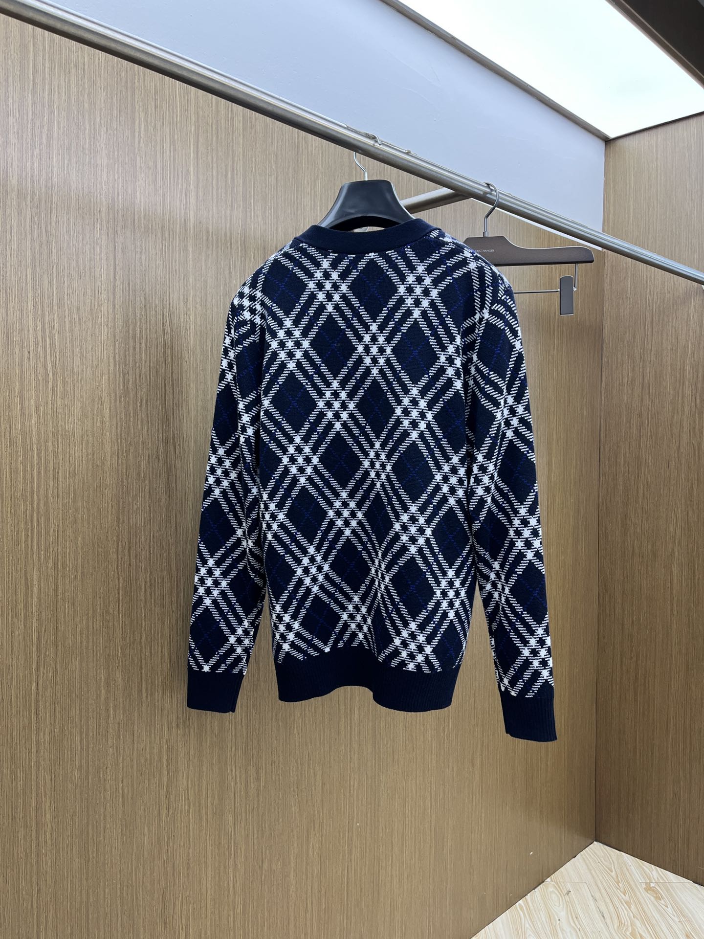 秋冬 BBR 25新款斜纹格纹羊毛混纺V领开衫外套精选羊毛羊绒混纺面料制成，呈现提花精纺的格纹图案，缔造