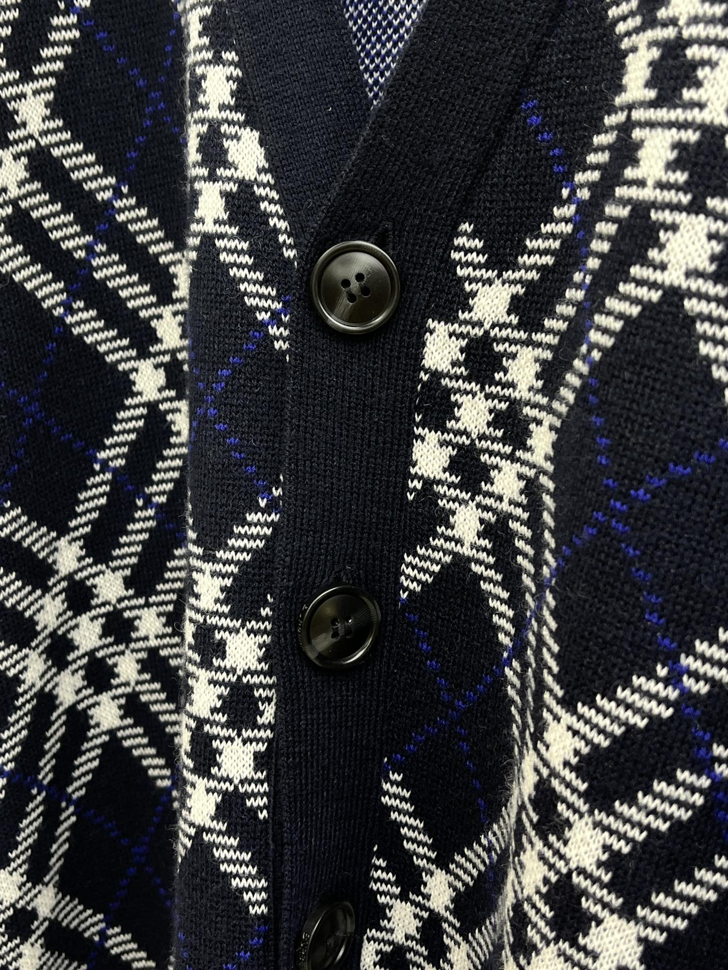 秋冬 BBR 25新款斜纹格纹羊毛混纺V领开衫外套精选羊毛羊绒混纺面料制成，呈现提花精纺的格纹图案，缔造