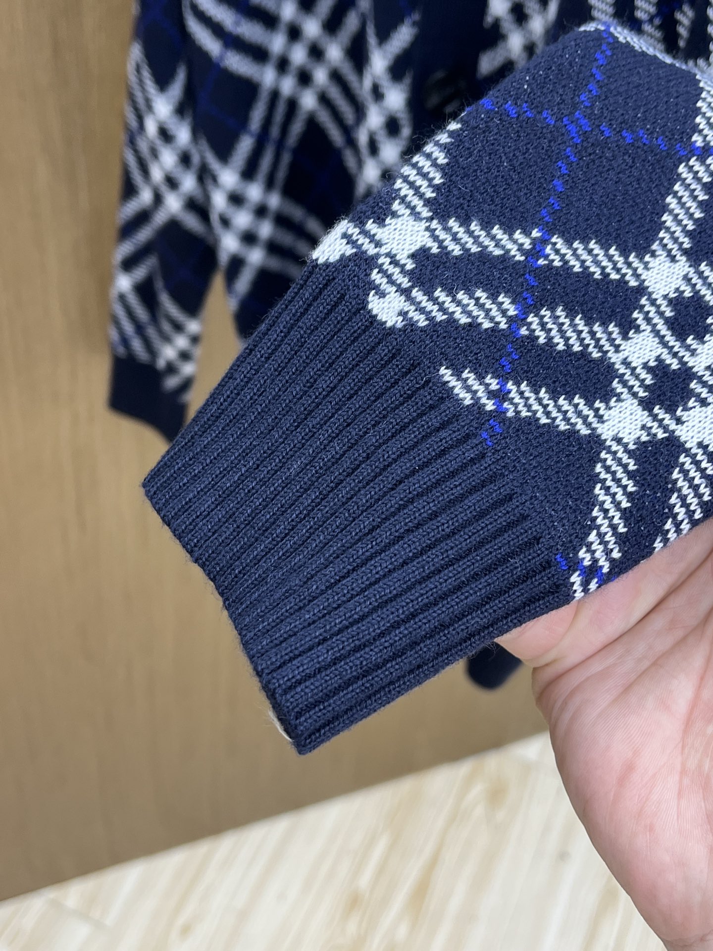 秋冬 BBR 25新款斜纹格纹羊毛混纺V领开衫外套精选羊毛羊绒混纺面料制成，呈现提花精纺的格纹图案，缔造