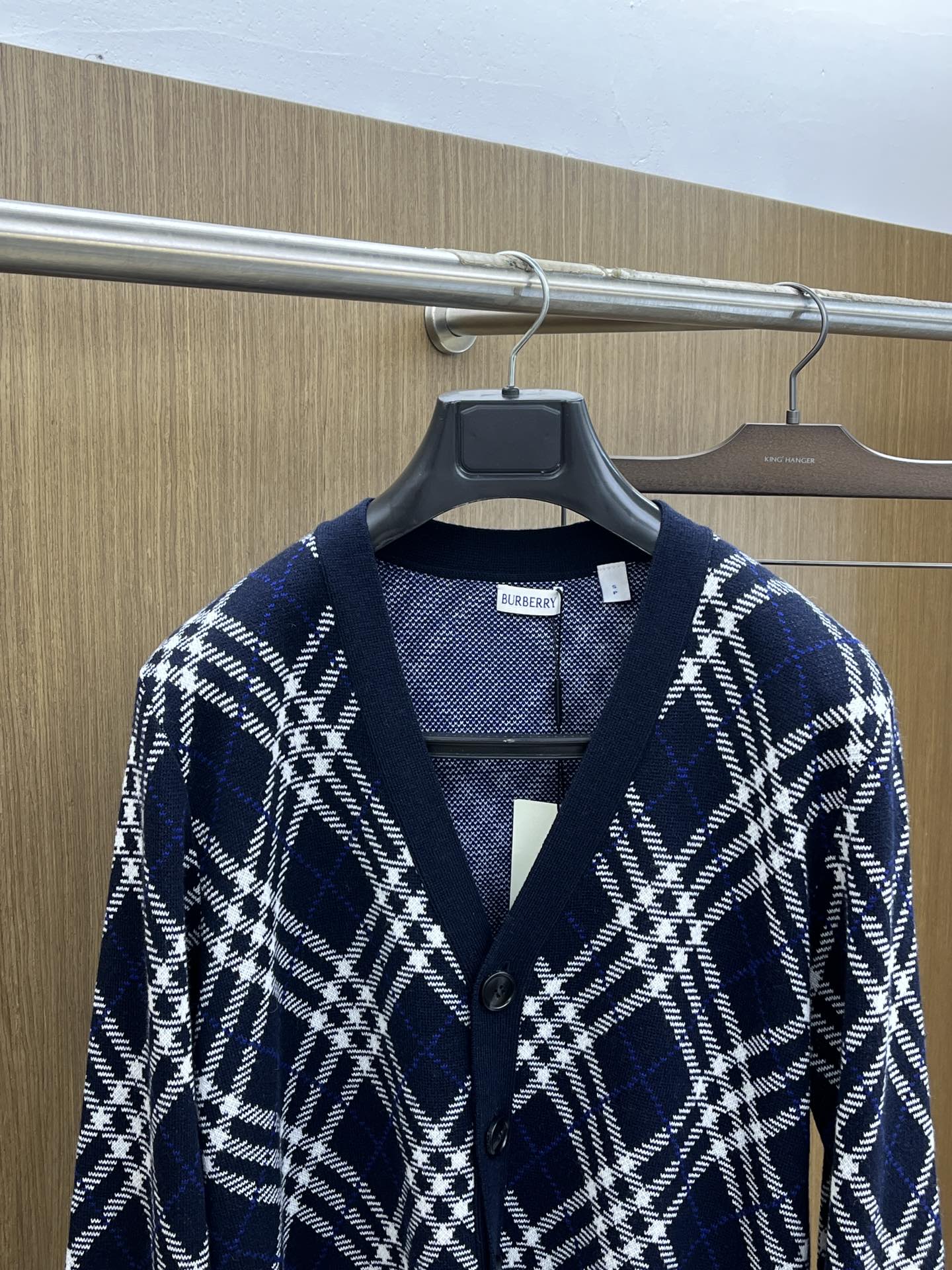 秋冬 BBR 25新款斜纹格纹羊毛混纺V领开衫外套精选羊毛羊绒混纺面料制成，呈现提花精纺的格纹图案，缔造