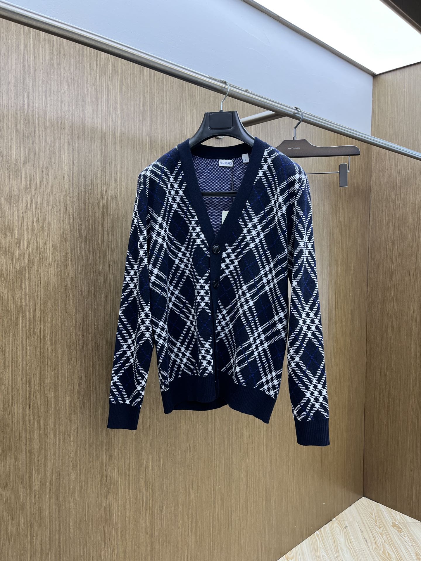 NO:516492,Autumn and Winter BBR 25 new twill chevron blend V-neck cardigan jacket is made of selected wool cashmere blend fabric, presenting jacquard worsted chevron pattern, creating a delicate design. The weight factor makes the droopy and the design make the upper body more lazy. LZ perfectly conforms to the fashion concept of the latest series of BUR and experience the latest BUR style!  !  SizeS/M/L, burberry, jackets & coats, alexander wang19860909秋冬 BBR 25新款斜纹格纹羊毛混纺V领开衫外套 精选羊毛羊绒混纺面料制成,呈现提花精纺的格纹图案,缔造精致设计感.以及重量的因素让非常具有垂感以及的设计让上身更具慵懒气质,LZ完美的符合BUR最新系列风格的时尚理念,体验最新的BUR风情！！ SizeS/M/L,,burberry,jackets & coats,alexander wang,Men's clothing