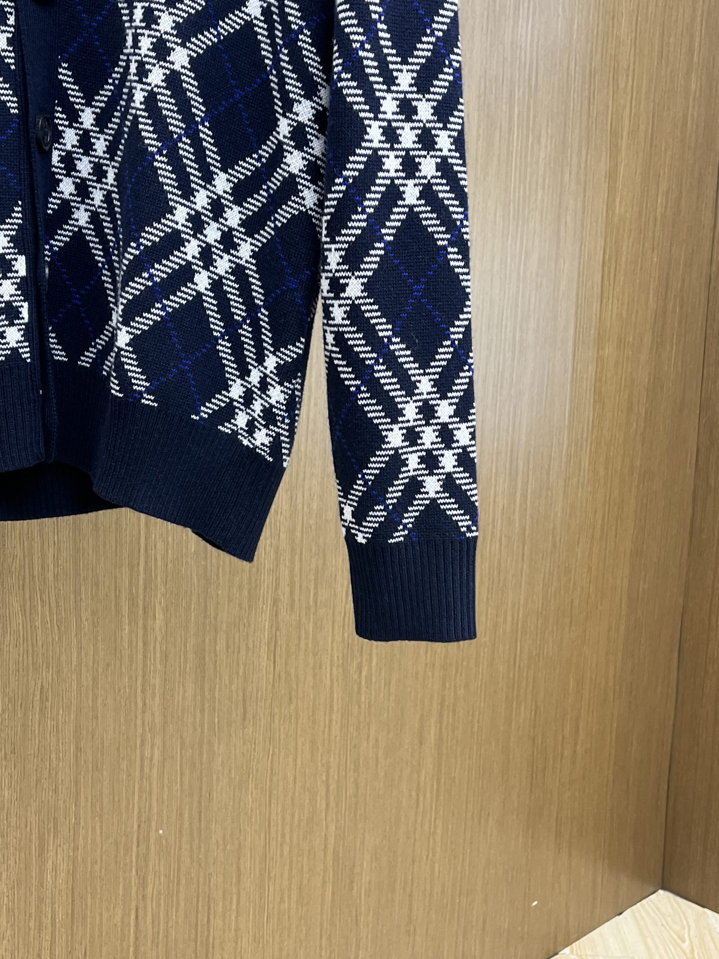 秋冬 BBR 25新款斜纹格纹羊毛混纺V领开衫外套精选羊毛羊绒混纺面料制成，呈现提花精纺的格纹图案，缔造