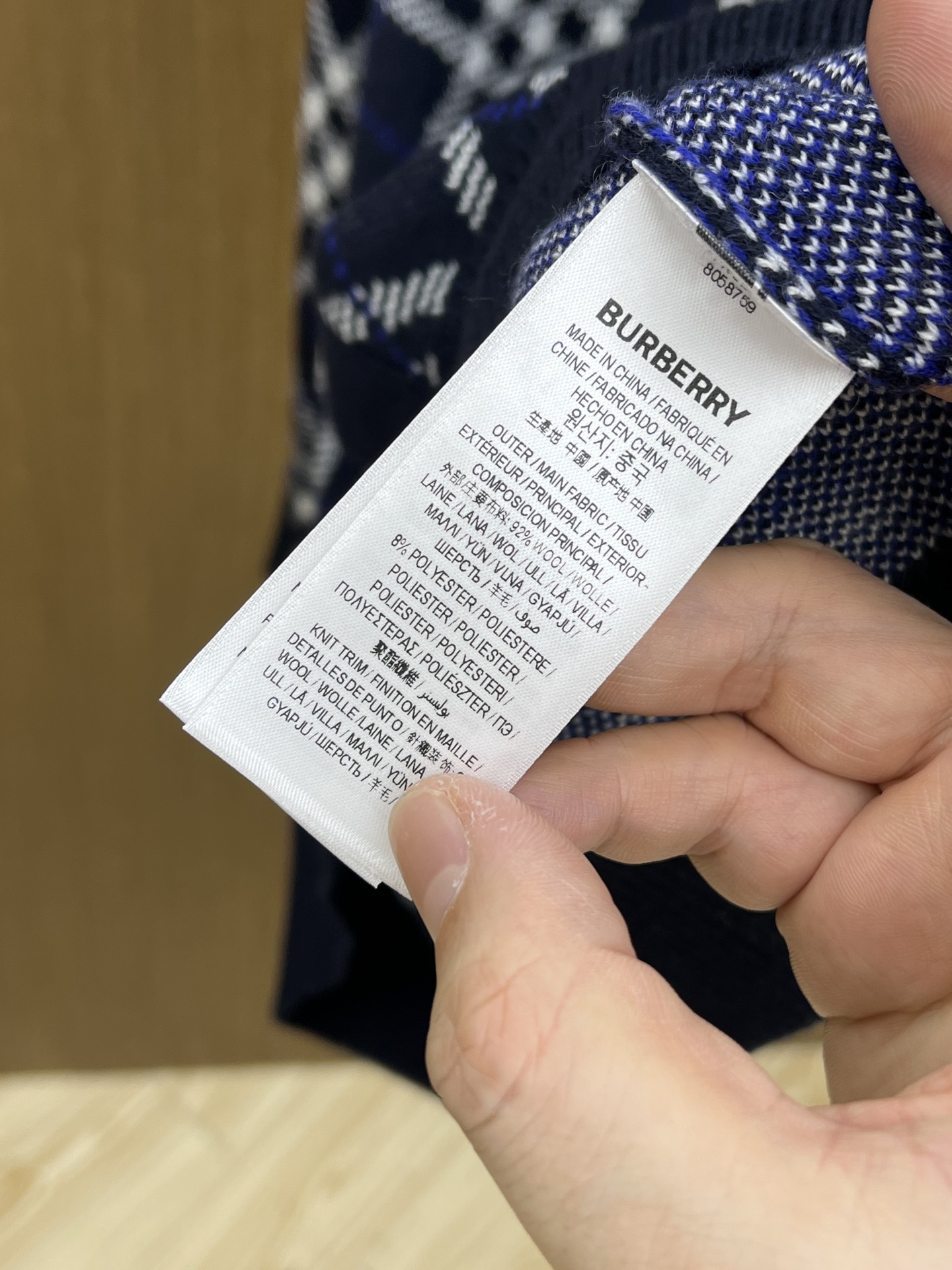 秋冬 BBR 25新款斜纹格纹羊毛混纺V领开衫外套精选羊毛羊绒混纺面料制成，呈现提花精纺的格纹图案，缔造