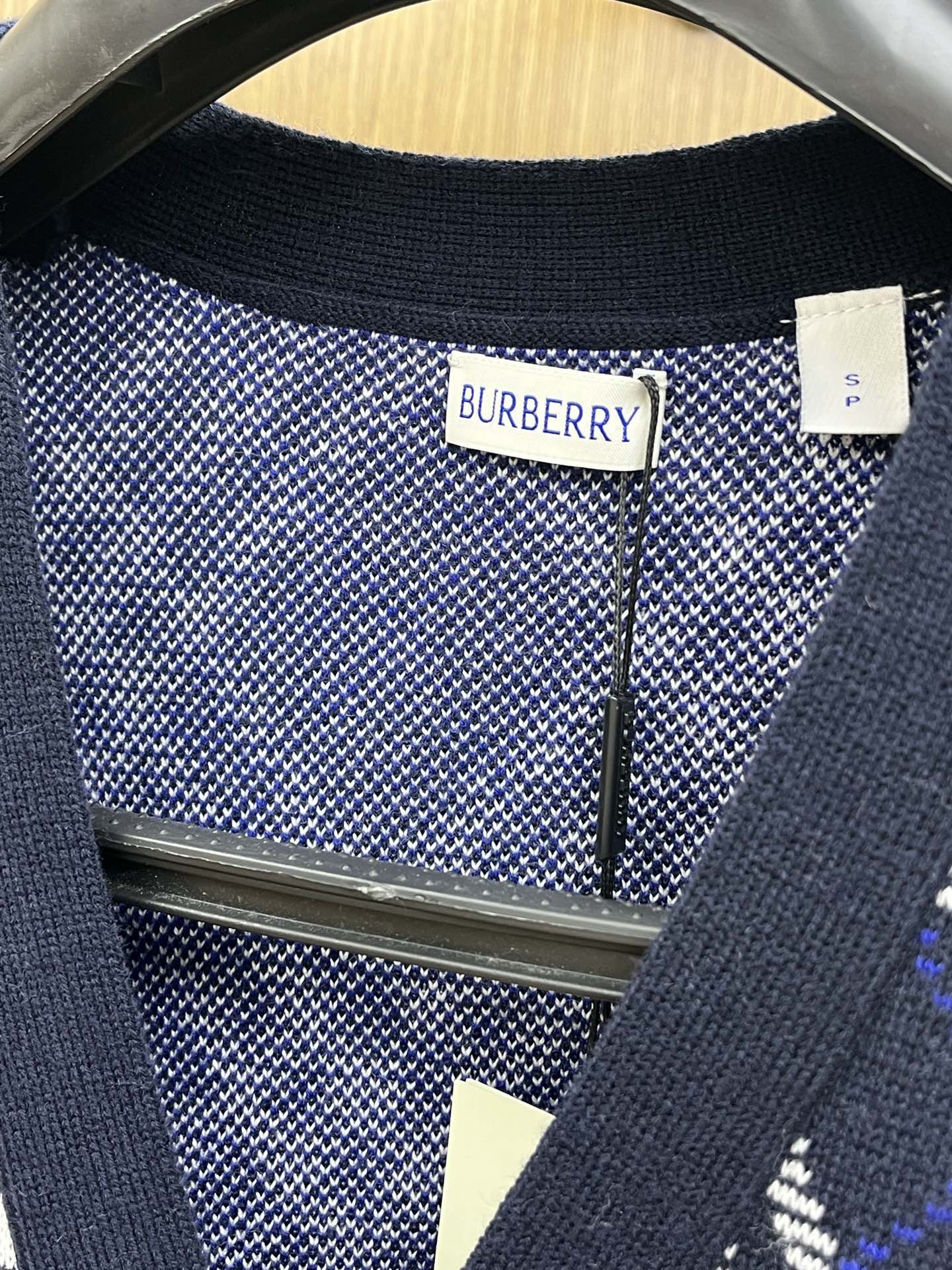 秋冬 BBR 25新款斜纹格纹羊毛混纺V领开衫外套精选羊毛羊绒混纺面料制成，呈现提花精纺的格纹图案，缔造