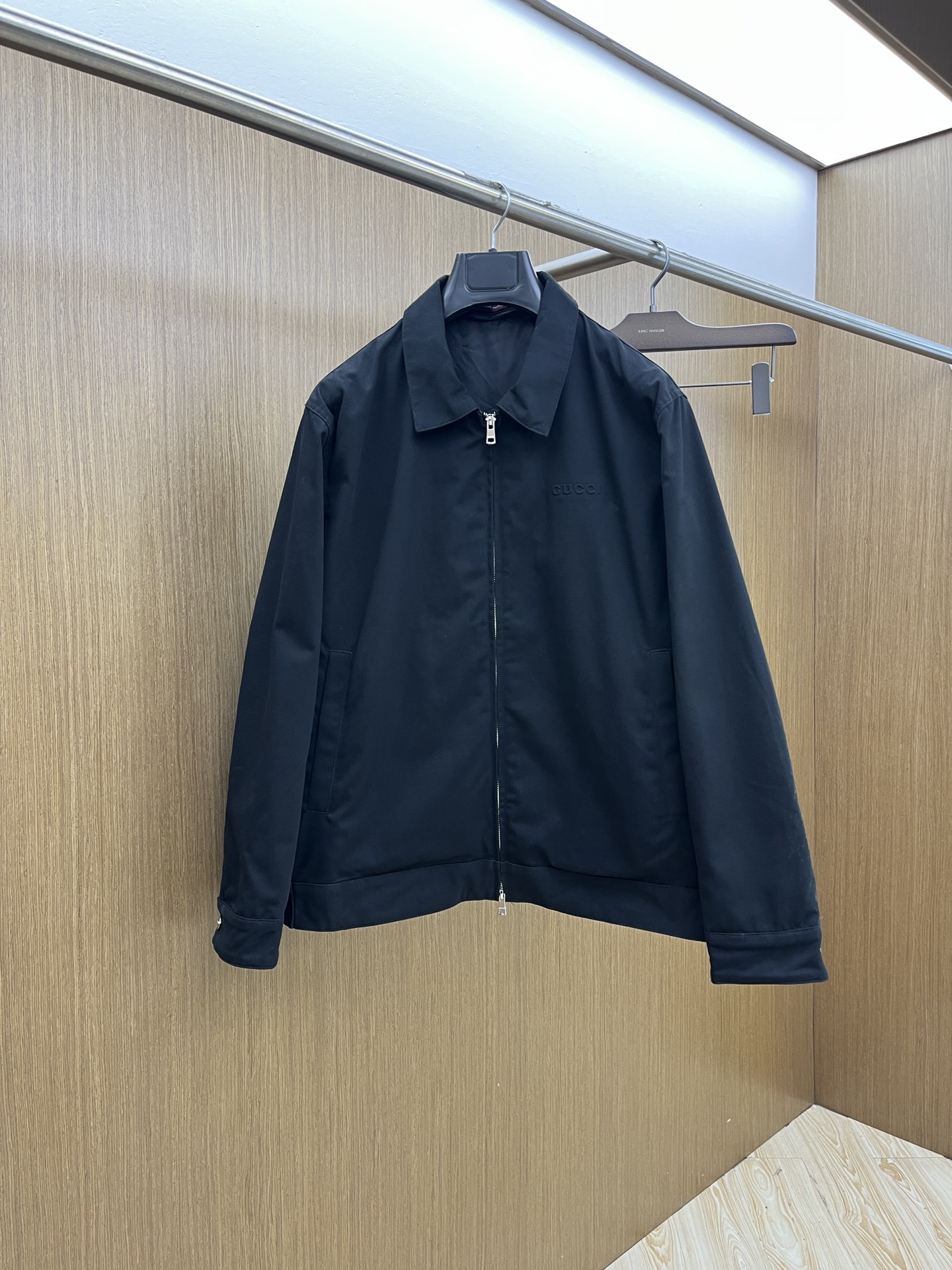 NO:516494,The new casual jacket of autumn and winter Guc 1955SS autumn and winter is the most worth buying classic jacket. The simple, low-key, luxurious and outdated imprinted pattern decoration is undoubtedly a fashionable item that many fans cannot refuse!  The details are exquisite and detailed, exuding charming brand charm!  Customized original double zippers and decorated with classic logo embellishments, which are very spectacular!  LZ First-class and precise styling, three-dimensional and stylish upper body, no age limit. Size M-XXL, gucci, jackets & coats, alexander wang19860909秋冬 Guc 1955SS秋冬新款休闲外套,最值得入手的一款经典外套,简单低调奢华不过时的压印图案装饰,无疑是众多粉丝无法拒绝的时尚单品！细节精湛细致,散发着迷人的品牌魅力！客供定制原厂双拉链,并饰有经典的标志点缀,非常具有规格感！LZ 一流精准的版型设计,上身立体有型,没有年龄限制.尺码M-XXL,,gucci,jackets & coats,alexander wang,Men's clothing