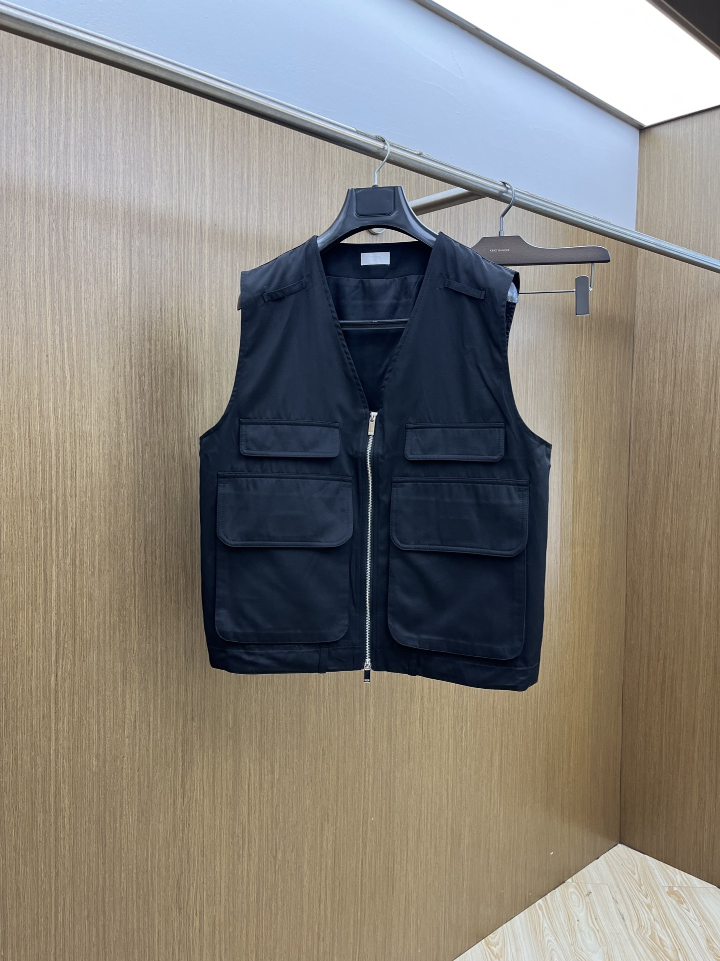 NO:516498,Autumn and Winter CD 1955SS Autumn and Winter New Super Burning Vest Vest The most worth buying classic fashionable vest. Simple, low-key, luxurious and outdated embroidered logo pattern decoration is undoubtedly a fashionable item that many fans cannot refuse!  The details are exquisite and detailed, exuding charming brand charm!  Customized original double zippers and decorated with classic logo embellishments, which are very spectacular!  LZ First-class and precise styling design, three-dimensional and stylish upper body, no age limit. Size M-XXL, alexander wang19860909秋冬 CD 1955SS秋冬新款超燃背心马甲 最值得入手的一款经典时尚马甲 简单低调奢华不过时的刺绣logo图案装饰,无疑是众多粉丝无法拒绝的时尚单品！细节精湛细致,散发着迷人的品牌魅力！客供定制原厂双拉链,并饰有经典的标志点缀,非常具有规格感！LZ 一流精准的版型设计,上身立体有型,没有年龄限制.尺码M-XXL,,alexander wang,Men's clothing