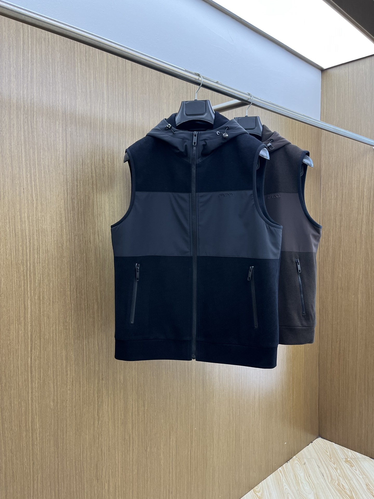 NO:516522,Autumn and Winter ZZ 1955ss early autumn new style is released. The Zenia hooded vest jacket, a popular autumn wool spliced ​​vest jacket, which makes you feel comfortable and slim when worn. It is lazy and casual, combined with clean and simple colors, which is particularly pleasing to the eye. FSH is suitable for daily wear~ I love to launch sports items embellished with vitality prints!  Size M-3XL complete three standards, zegna, jackets & coats,hats,alexander wang19860909秋冬 ZZ 1955ss早秋新款发布 杰尼亚连帽马甲外套,秋季爆款羊毛拼接马甲外套,穿上就是舒适自在又显瘦的存在,慵懒而随性,结合干净简单的色系就特别耐看,fsh适合日常穿着~倾情推出缀饰活力印花的运动单品！ 尺码M-3XL 三标齐全,,zegna,jackets & coats,hats,alexander wang,Men's clothing