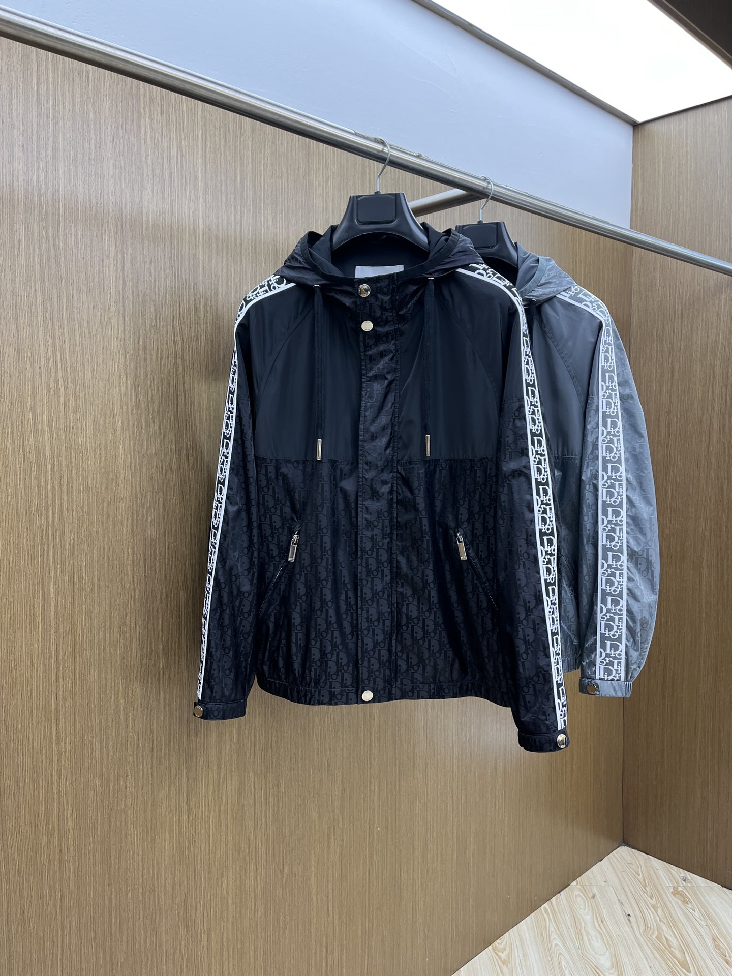 NO:516525,Autumn and Winter CD 1955ss Early Autumn New Dior Hooded Jacket Jacket, letter jacquard fabric with letter logo webbing autumn hot jacket, it is comfortable and comfortable to wear, lazy and casual, fsh combined with clean and simple colors is particularly pleasing to look, suitable for daily wear~ I love to launch sports items embellishing and energetic prints!  Size 48-56, Dior, Jackets & coats, Jackets & coats, Hats, Alexander wang19860909秋冬 CD 1955ss早秋新款 迪奥连帽夹克外套,字母提花面料搭配字母logo织带秋季爆款外套,穿上就是舒适自在又显瘦的存在,慵懒而随性,fsh结合干净简单的色系就特别耐看,适合日常穿着~倾情推出缀饰活力印花的运动单品！ 尺码48-56,,dior,jackets & coats,jackets & coats,hats,alexander wang,Men's clothing