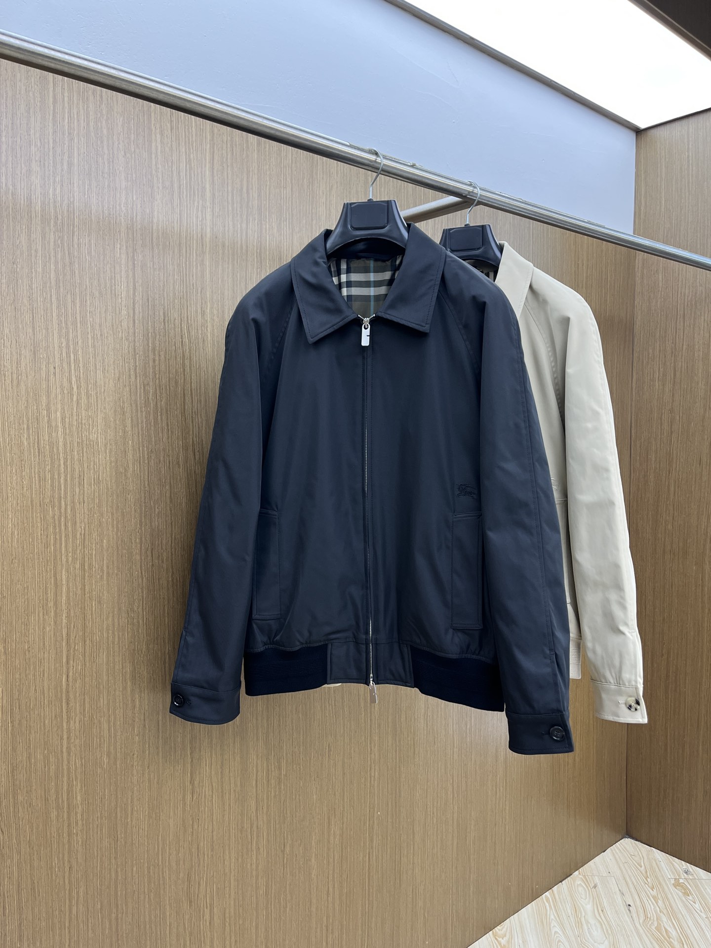 NO:516503,Autumn and Winter BBR 1955ss early autumn new style Burberry lapel jacket, autumn hot jacket, plaid inner, war horse embroidered jacket, comfortable and comfortable to wear, lazy and casual, fsh combined with clean and simple colors is particularly pleasing to look, suitable for daily wear~ I love to launch sports items embellished with vitality prints!  Size 48-56, burberry, jackets & coats, jackets & coats, alexander wang19860909秋冬 BBR 1955ss早秋新款 巴宝莉翻领夹克外套,秋季爆款外套,格子内里,战马刺绣款外套,穿上就是舒适自在又显瘦的存在,慵懒而随性,fsh结合干净简单的色系就特别耐看,适合日常穿着~倾情推出缀饰活力印花的运动单品！ 尺码48-56,,burberry,jackets & coats,jackets & coats,alexander wang,Men's clothing