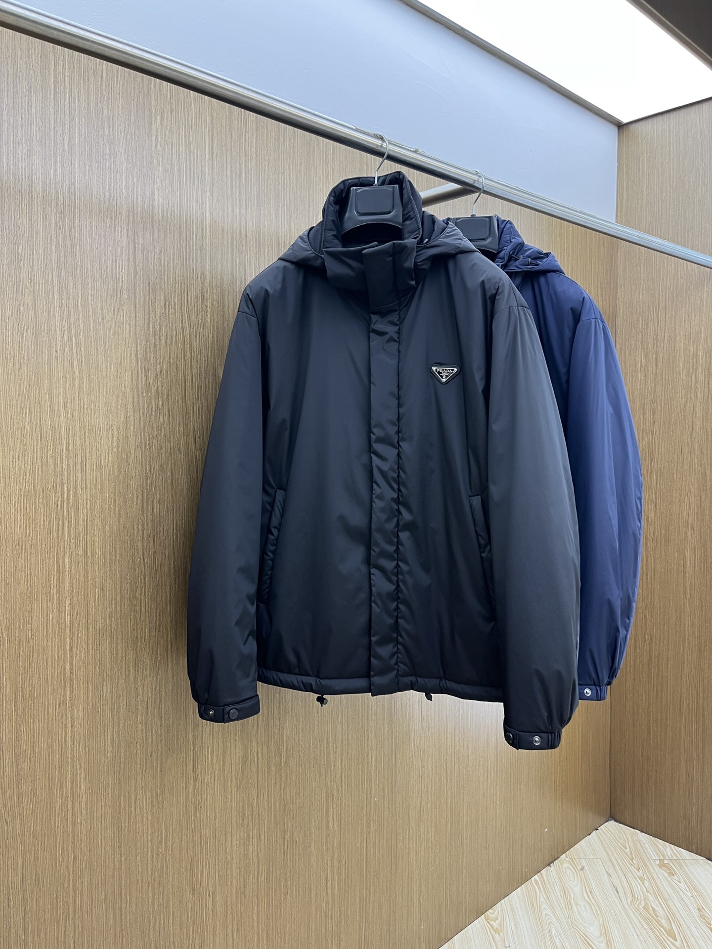 NO:516505,Autumn and Winter PD 1955ss early autumn new style is released. Prada hooded cotton coat jacket, autumn hot triangle metal logo cotton coat jacket, it is comfortable and comfortable to wear, fsh is lazy and casual, combined with clean and simple colors, it is particularly pleasing to look at, suitable for daily wear~ I love to launch sports items embellished with vitality prints!  Size M-3XL complete three standards, prada, jackets & coats,hats,alexander wang19860909秋冬 PD 1955ss早秋新款发布 普拉达连帽棉衣外套,秋季爆款三角金属logo棉衣外套,穿上就是舒适自在又显瘦的存在,fsh慵懒而随性,结合干净简单的色系就特别耐看,适合日常穿着~倾情推出缀饰活力印花的运动单品！ 尺码M-3XL 三标齐全,,prada,jackets & coats,hats,alexander wang,Men's clothing