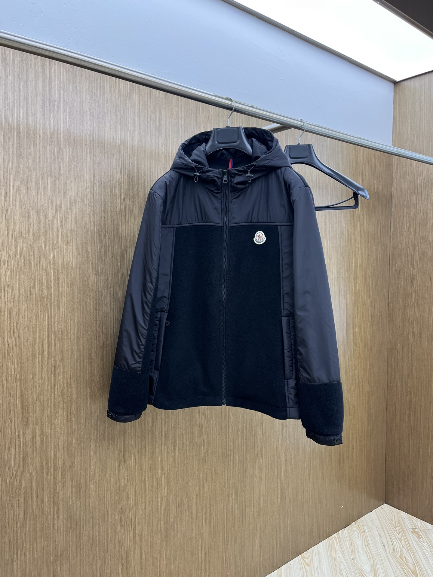 NO:516507,Autumn and Winter Mon Autumn and Winter MONCLER hooded jacket is made of imported mountaineering velvet from Korea. The fabric is windproof and warm, anti-pilling, anti-static, and anti-dust absorbing. Customized hardware. FJJ is full of details. The upper body is comfortable and stands upright and stylish. Number of 48-56,,jackets & coats,hats,alexander wang19860909秋冬 Mon 秋冬MONCLER连帽外套 选用韩国进口登山绒 面料防风保暖、防起球、防静电、防止灰尘吸附 定制五金 fjj细节满满 上身舒适且立挺有型 码数48-56,,jackets & coats,hats,alexander wang,Men's clothing