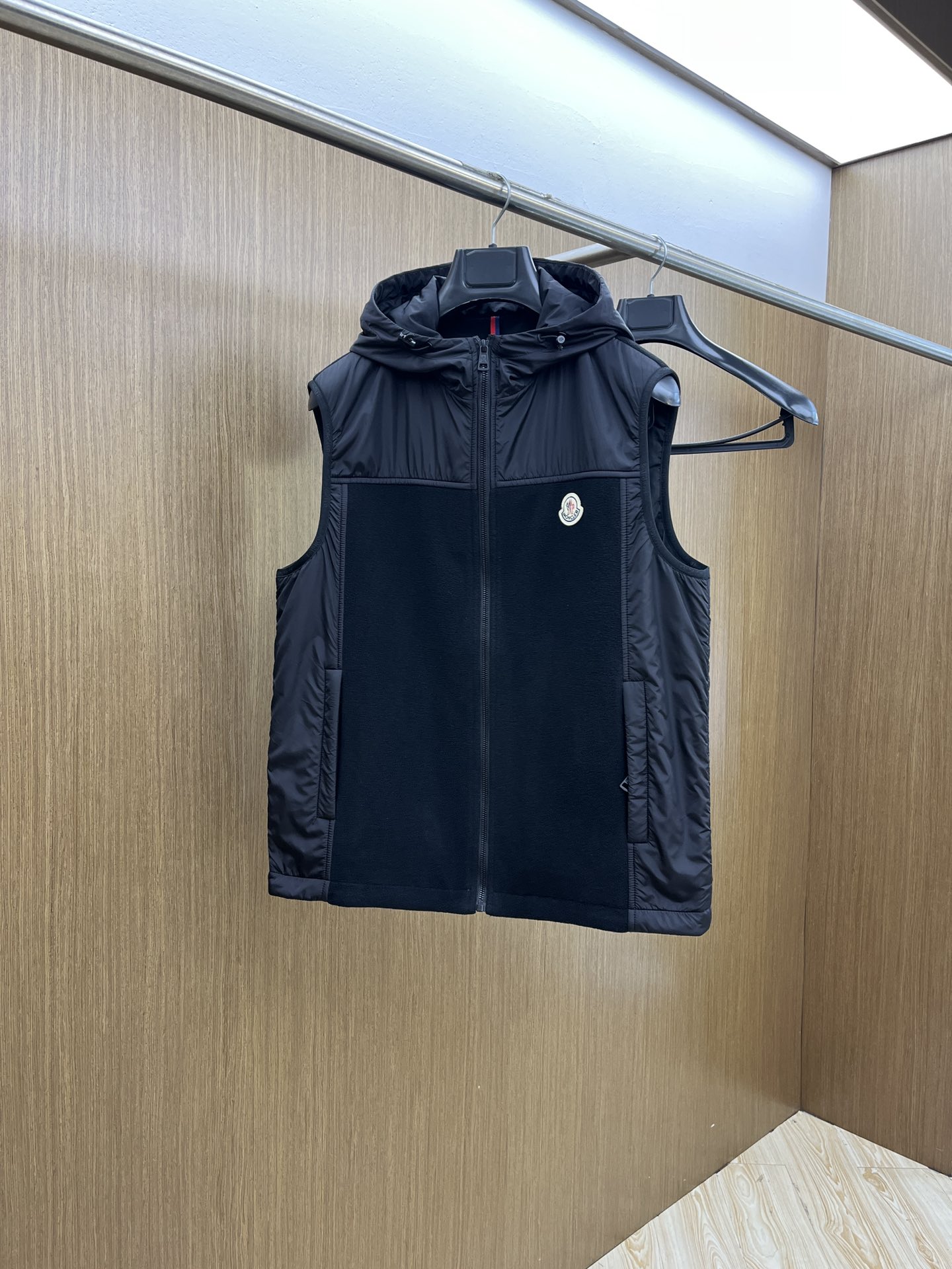 NO:516509,Autumn and Winter Mon Autumn and Winter MONCLER Hooded Vest is made of imported mountaineering velvet from Korea. The fabric is windproof and warm, anti-pilling, anti-static, and anti-dust absorbing. Customized hardware fjj is full of details. The upper body is comfortable and stands upright and stylish. Number of 48-56,,hats,alexander wang19860909秋冬 Mon 秋冬MONCLER连帽马甲 选用韩国进口登山绒 面料防风保暖、防起球、防静电、防止灰尘吸附 定制五金 fjj细节满满 上身舒适且立挺有型 码数48-56,,hats,alexander wang,Men's clothing