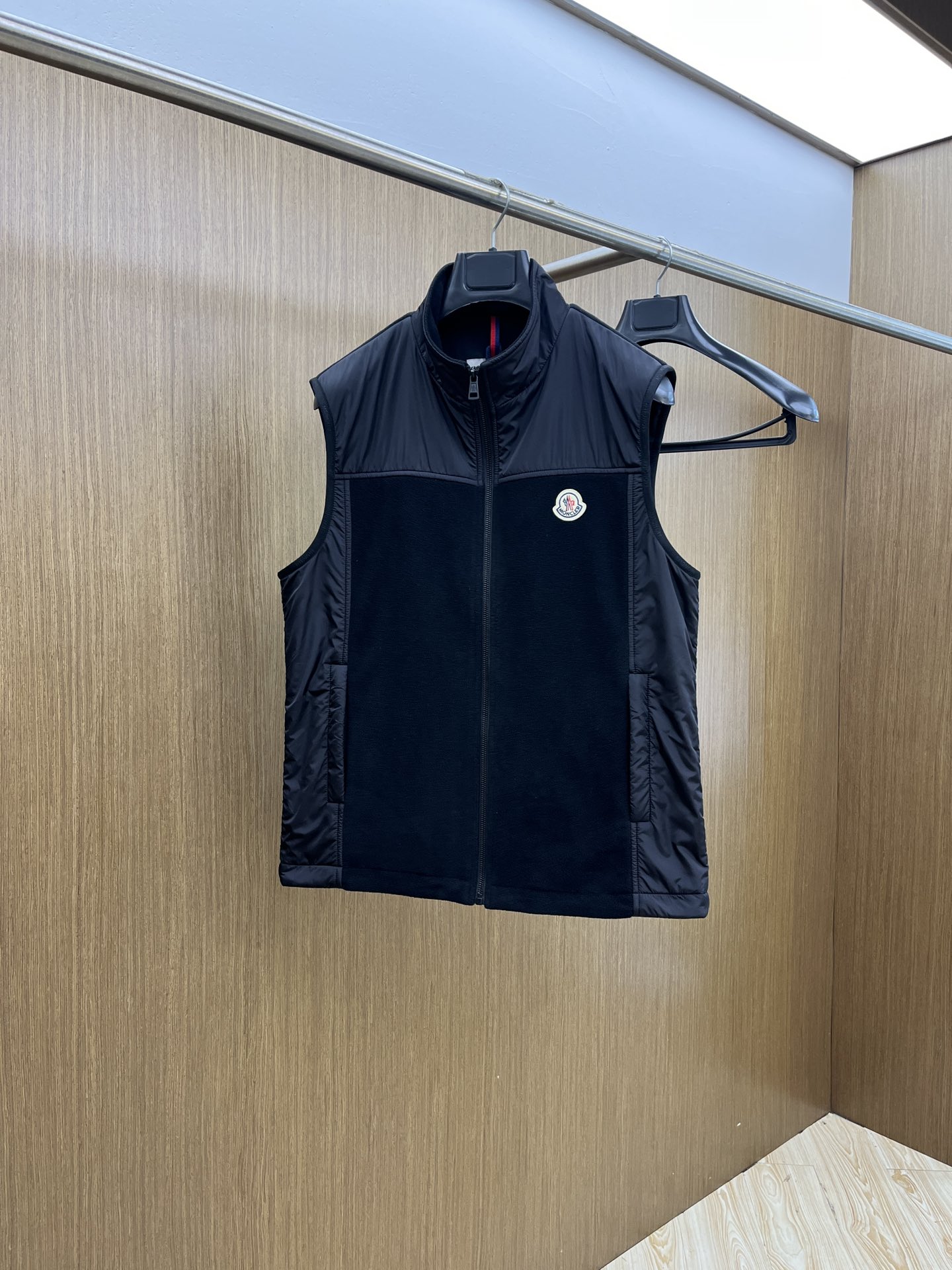 NO:516512,Autumn and Winter Mon Autumn and Winter MONCLER stand-up collar vest is made of imported mountaineering velvet from Korea. The fabric is windproof and warm, pilling, anti-static, and dust absorption. Customized hardware fjj is full of details. The upper body is comfortable and stands upright and stylish. Number of 48-56,,alexander wang19860909秋冬 Mon 秋冬MONCLER立领马甲 选用韩国进口登山绒 面料防风保暖、防起球、防静电、防止灰尘吸附 定制五金 fjj细节满满 上身舒适且立挺有型 码数48-56,,alexander wang,Men's clothing