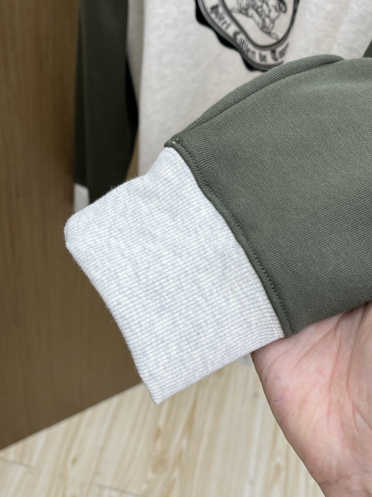 CELINE赛琳2025早秋拼接卫衣，经典徽标碰撞撞色巧思✨浅灰主调搭墨绿插肩袖，复古学院感拉满立体刺绣