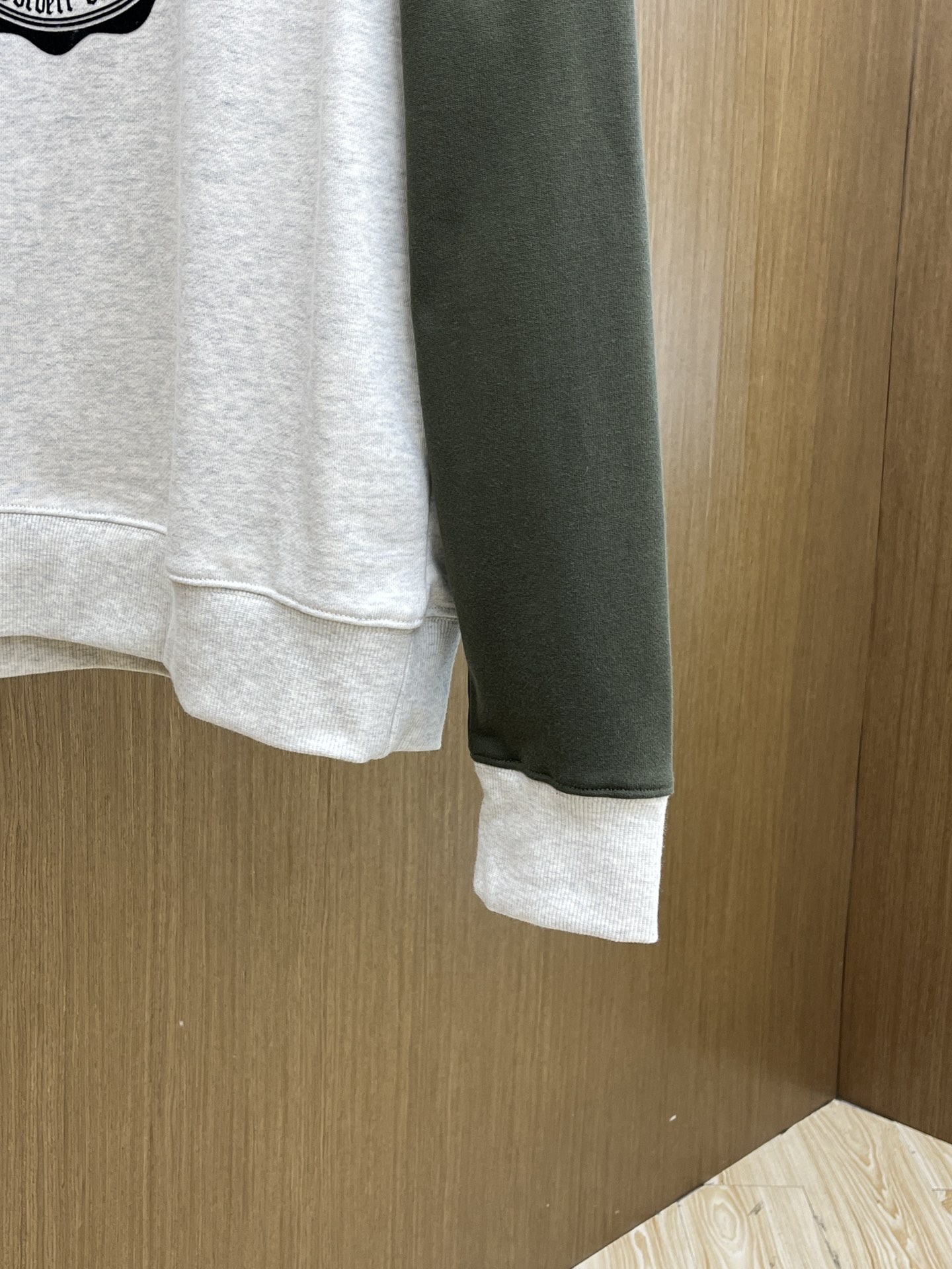 CELINE赛琳2025早秋拼接卫衣，经典徽标碰撞撞色巧思✨浅灰主调搭墨绿插肩袖，复古学院感拉满立体刺绣