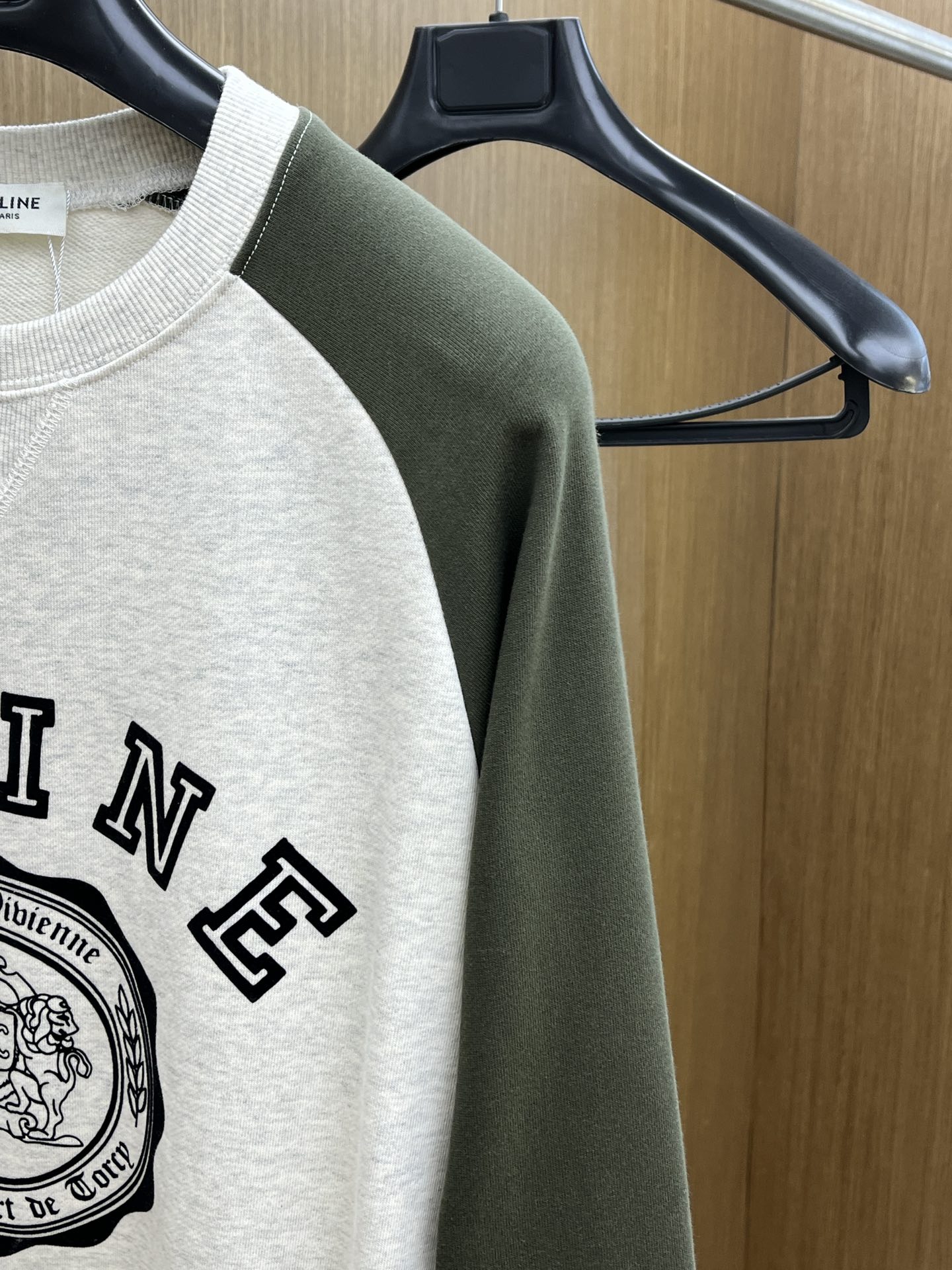 CELINE赛琳2025早秋拼接卫衣，经典徽标碰撞撞色巧思✨浅灰主调搭墨绿插肩袖，复古学院感拉满立体刺绣