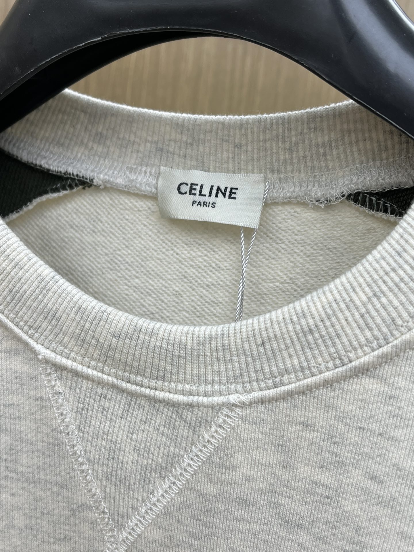 CELINE赛琳2025早秋拼接卫衣，经典徽标碰撞撞色巧思✨浅灰主调搭墨绿插肩袖，复古学院感拉满立体刺绣