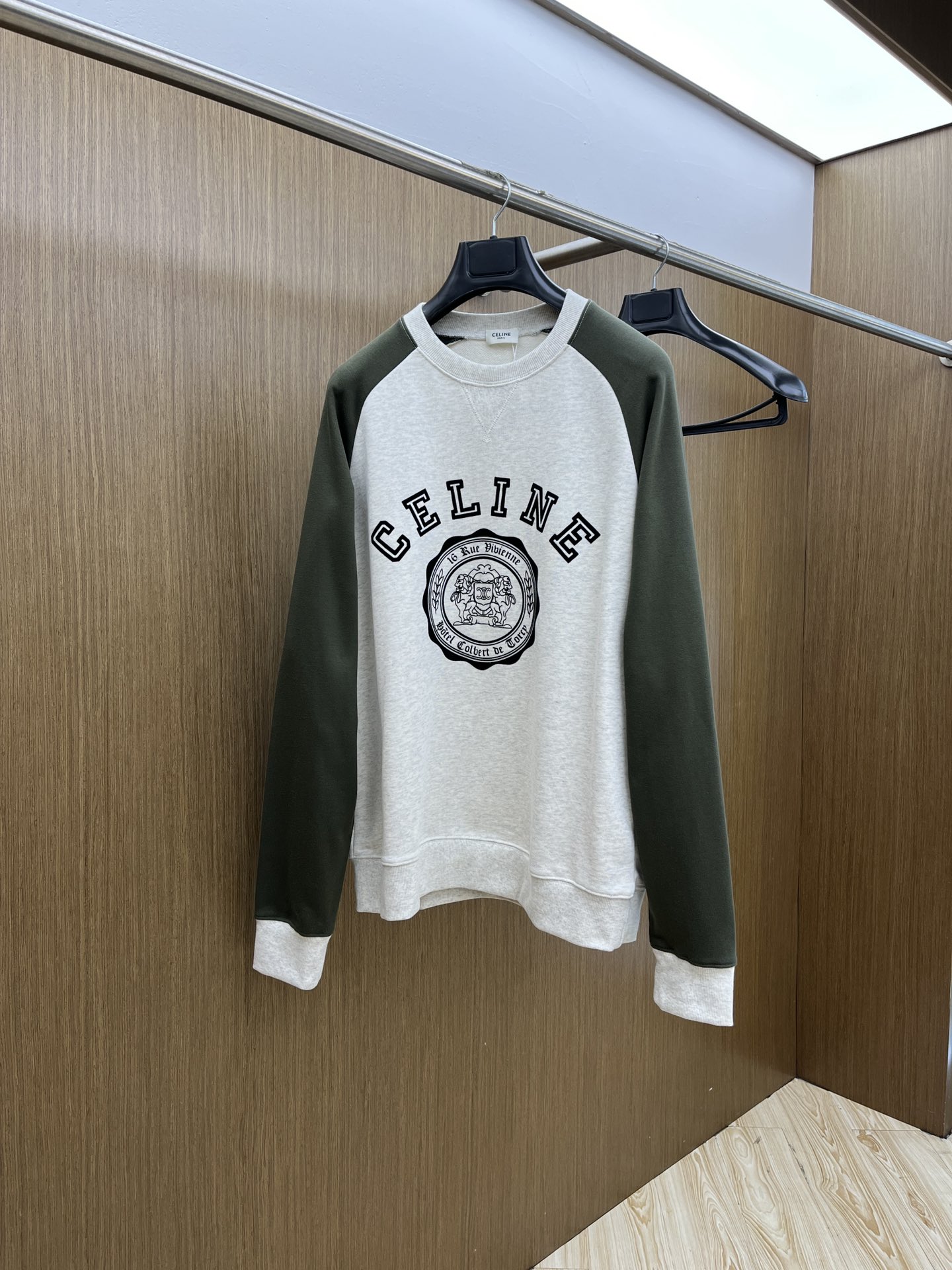 NO:516518,CELINE 2025 early autumn splicing sweatshirt, classic logo collision and color clever, light gray main tone with dark green raglan sleeves, retro academy full of three-dimensional embroidery logo, with texture filter, fashionable logo for walking, slack and headset style, adapt to daily slack, one-click to control the fabric, soft, comfortable to wear on the body, GZ lazy and high-end one-piece unlock CELINE style fashionable, wearing clothes, and style business card Color picture color Size S-XL,,celine,celine,hoodie,sweatshirts,alexander wang19860909CELINE赛琳2025早秋拼接卫衣,经典徽标碰撞撞色巧思 浅灰主调搭墨绿插肩袖,复古学院感拉满 立体刺绣Logo 自带质感滤镜,行走的时尚标识 松弛套头版型,适配日常松弛感,通勤、出街一键拿捏 面料软乎乎,把舒适穿在身上,GZ 慵懒又高级 一件解锁 CELINE 式时髦,穿的是衣服,更是格调名片 颜色图片色 尺码S-XL,,celine,celine,hoodie,sweatshirts,alexander wang,Men's clothing