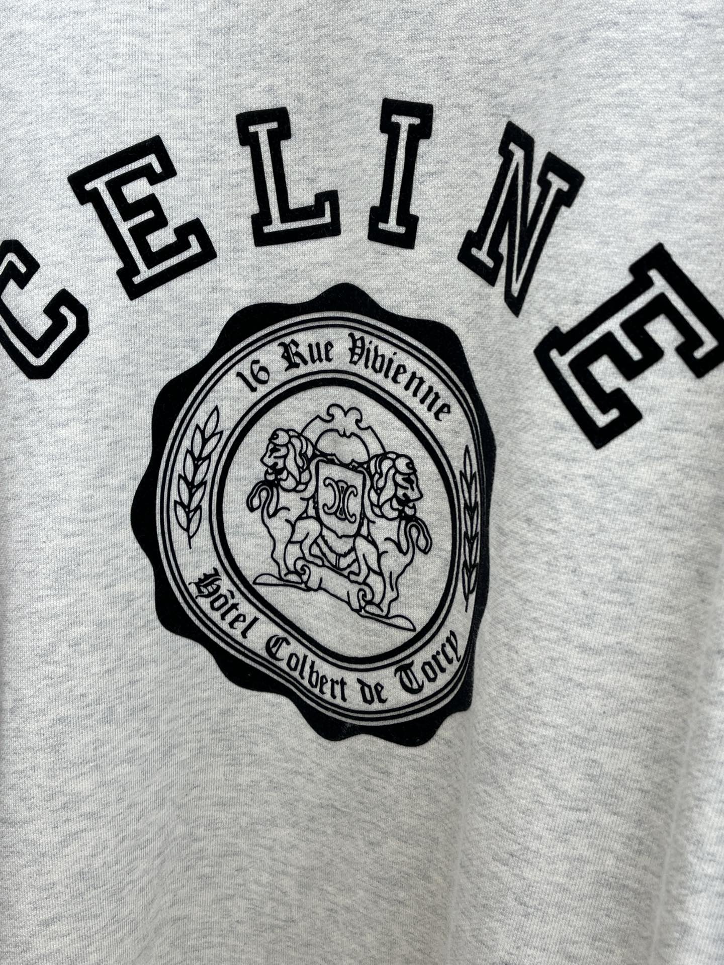 CELINE赛琳2025早秋拼接卫衣，经典徽标碰撞撞色巧思✨浅灰主调搭墨绿插肩袖，复古学院感拉满立体刺绣