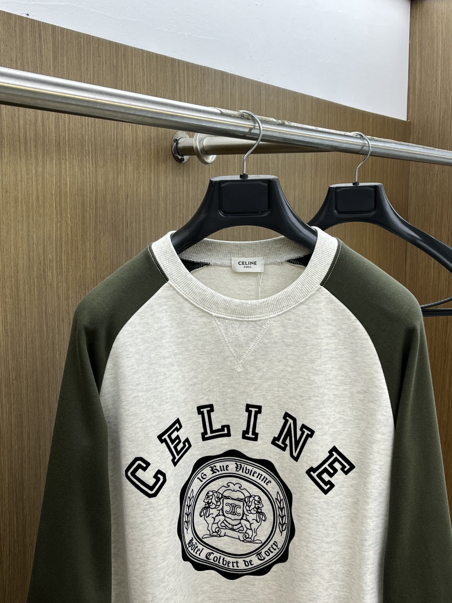 CELINE赛琳2025早秋拼接卫衣，经典徽标碰撞撞色巧思✨浅灰主调搭墨绿插肩袖，复古学院感拉满立体刺绣