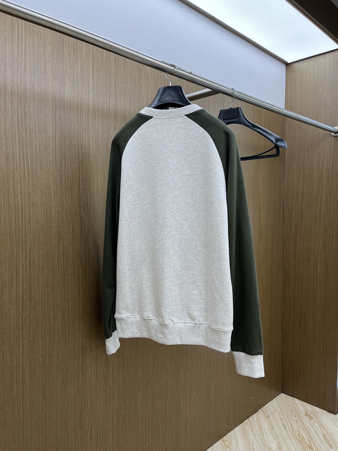 CELINE赛琳2025早秋拼接卫衣，经典徽标碰撞撞色巧思✨浅灰主调搭墨绿插肩袖，复古学院感拉满立体刺绣