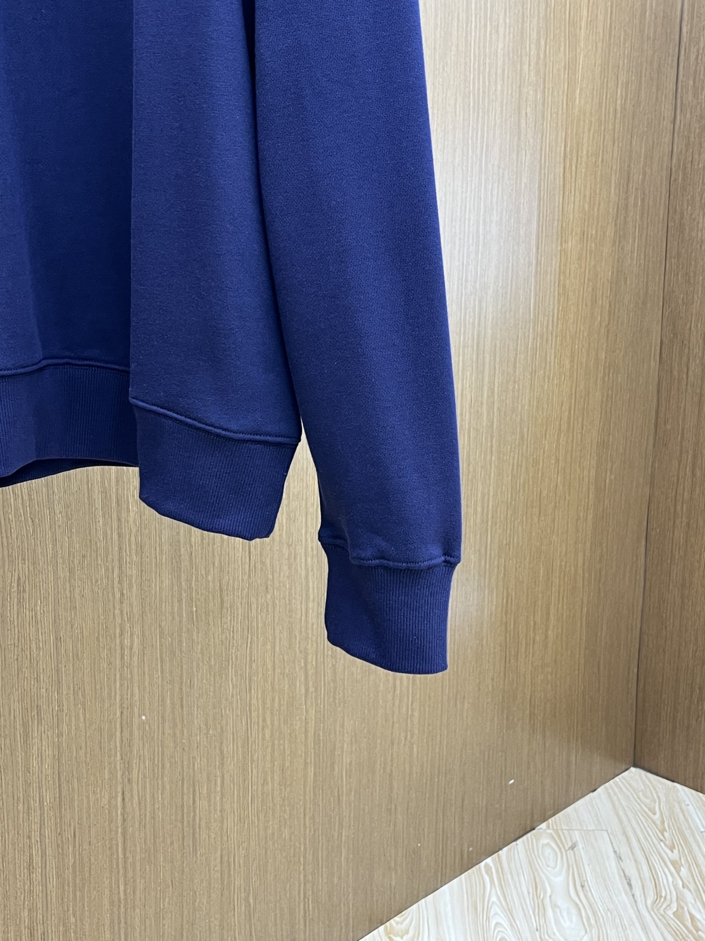 CELINE赛琳2025早秋藏青卫衣，极简美学教科书📖基础圆领+插肩袖，藏肉又显利落，适配所有身材重磅字