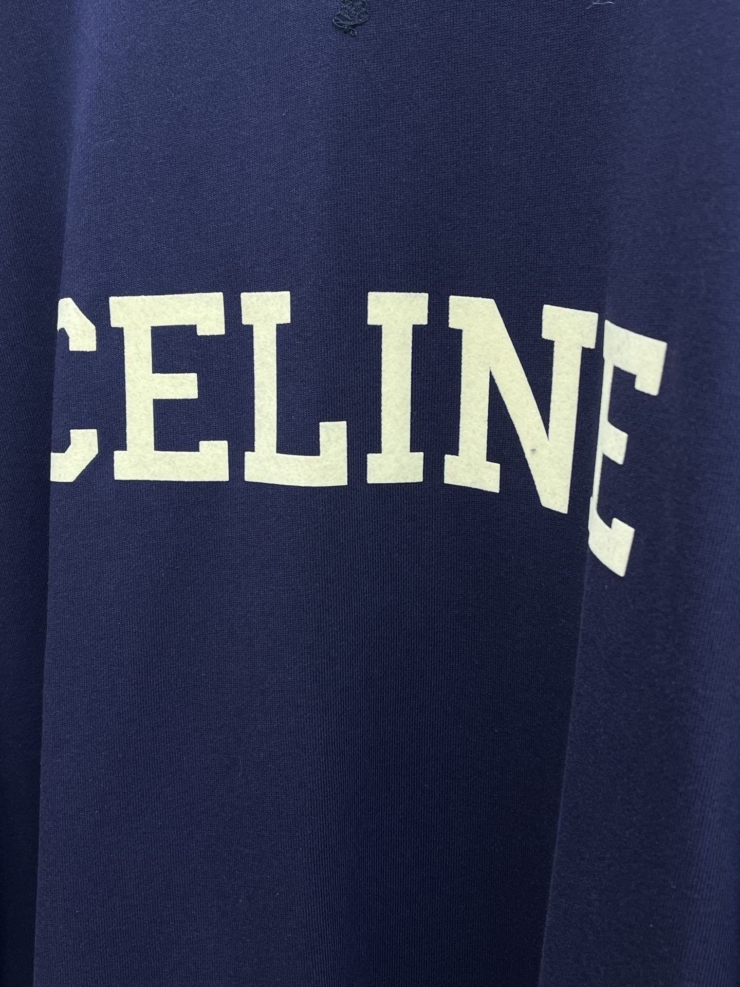 CELINE赛琳2025早秋藏青卫衣，极简美学教科书📖基础圆领+插肩袖，藏肉又显利落，适配所有身材重磅字