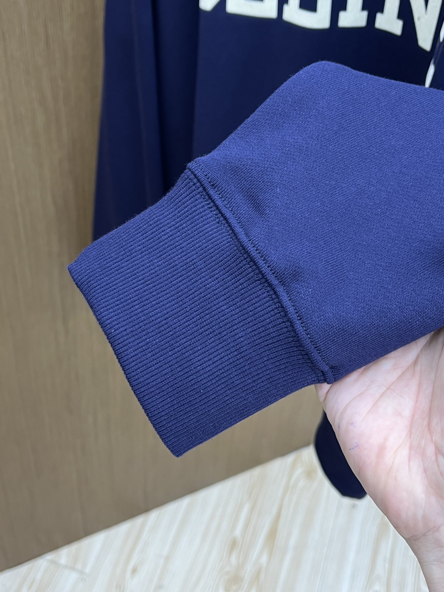 CELINE赛琳2025早秋藏青卫衣，极简美学教科书📖基础圆领+插肩袖，藏肉又显利落，适配所有身材重磅字