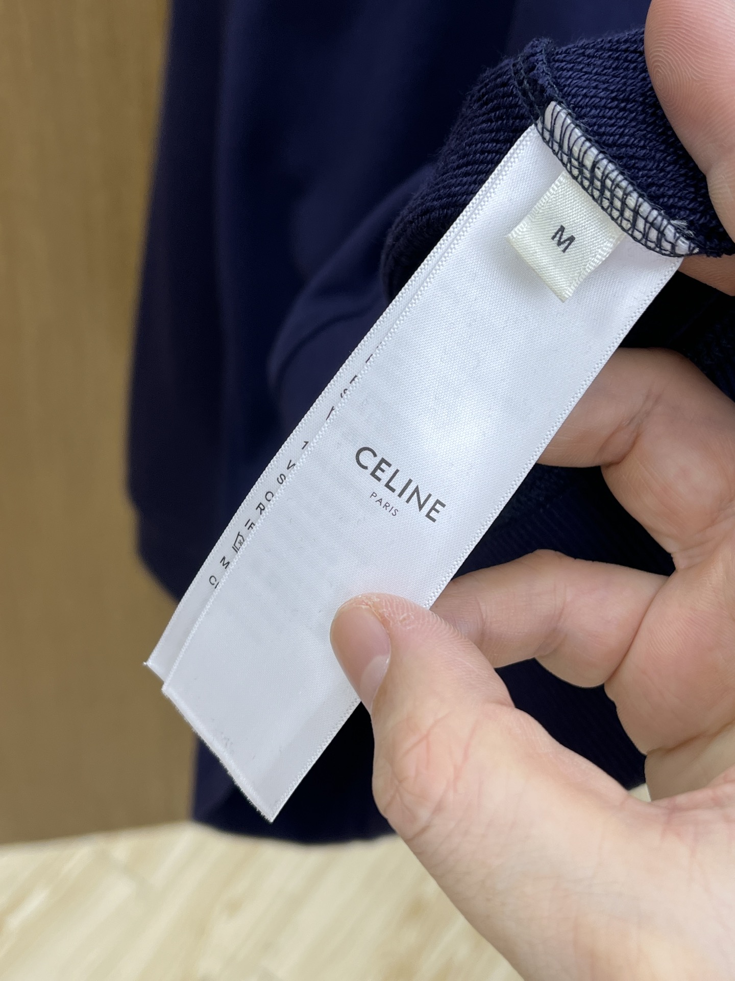 CELINE赛琳2025早秋藏青卫衣，极简美学教科书📖基础圆领+插肩袖，藏肉又显利落，适配所有身材重磅字