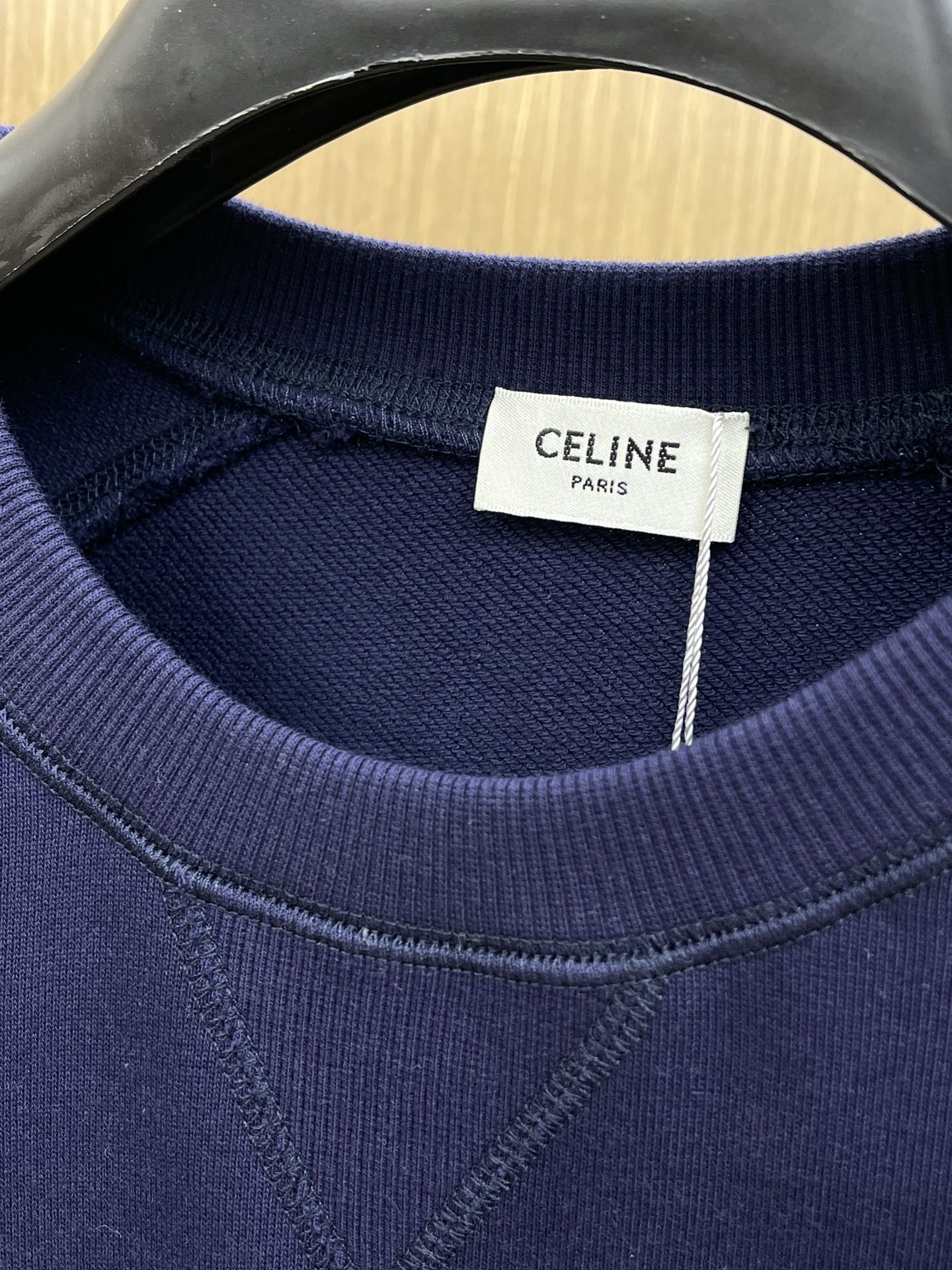 CELINE赛琳2025早秋藏青卫衣，极简美学教科书📖基础圆领+插肩袖，藏肉又显利落，适配所有身材重磅字