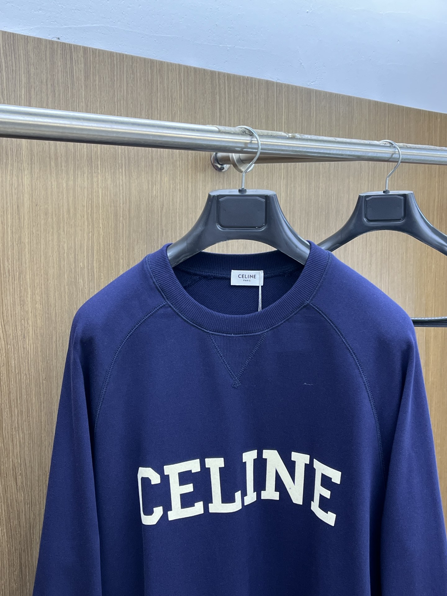 CELINE赛琳2025早秋藏青卫衣，极简美学教科书📖基础圆领+插肩袖，藏肉又显利落，适配所有身材重磅字