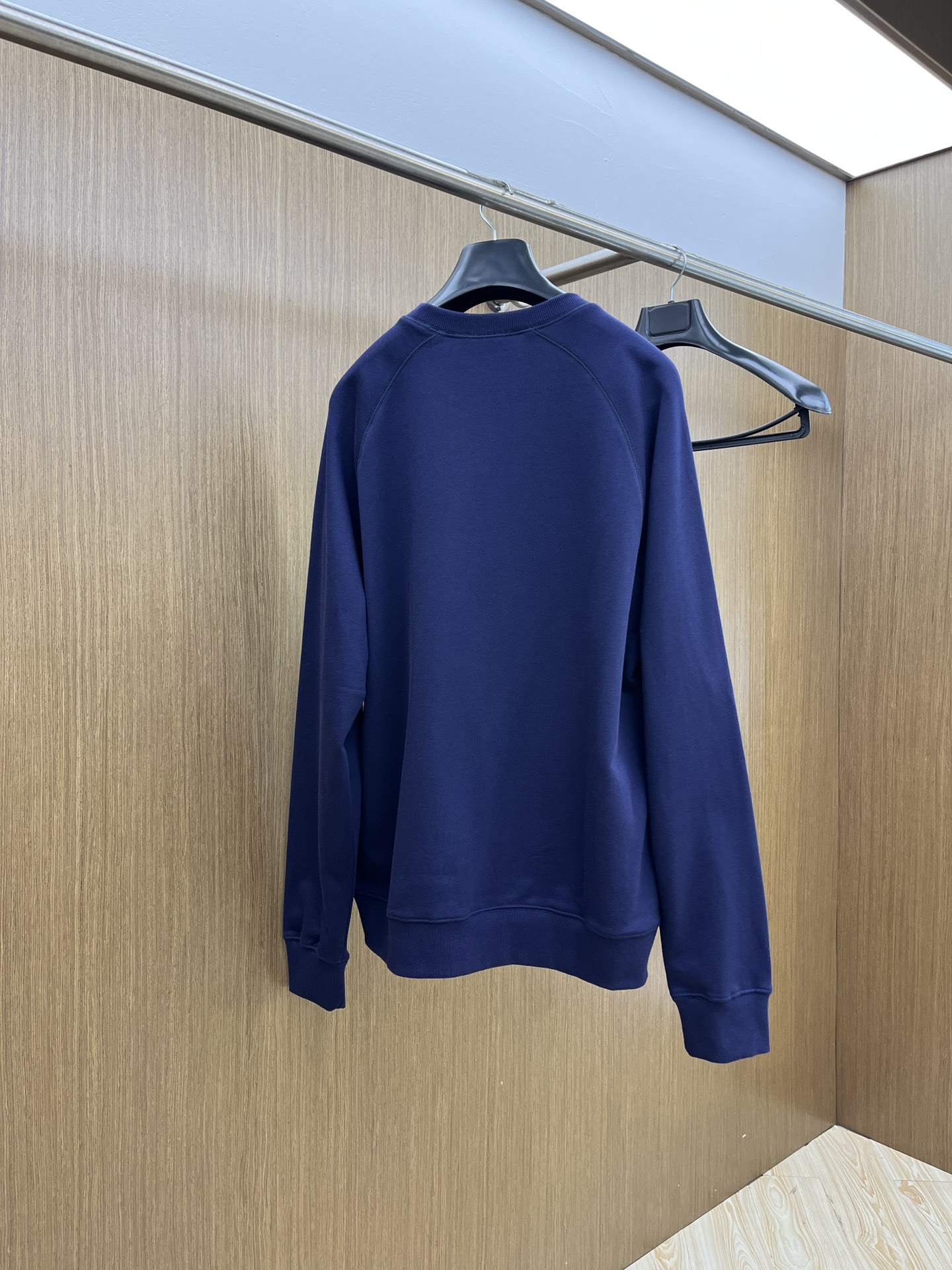 CELINE赛琳2025早秋藏青卫衣，极简美学教科书📖基础圆领+插肩袖，藏肉又显利落，适配所有身材重磅字