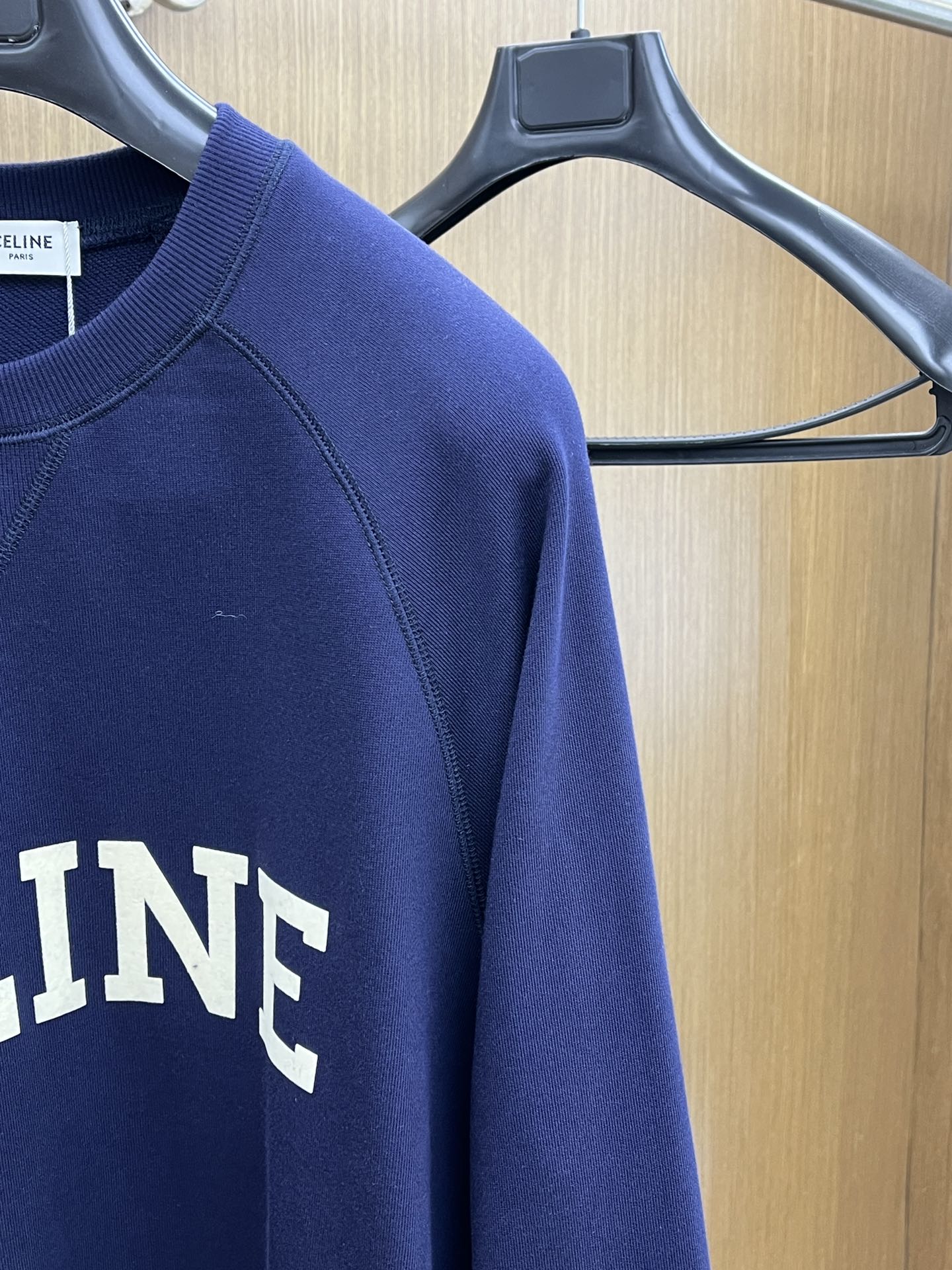 CELINE赛琳2025早秋藏青卫衣，极简美学教科书📖基础圆领+插肩袖，藏肉又显利落，适配所有身材重磅字