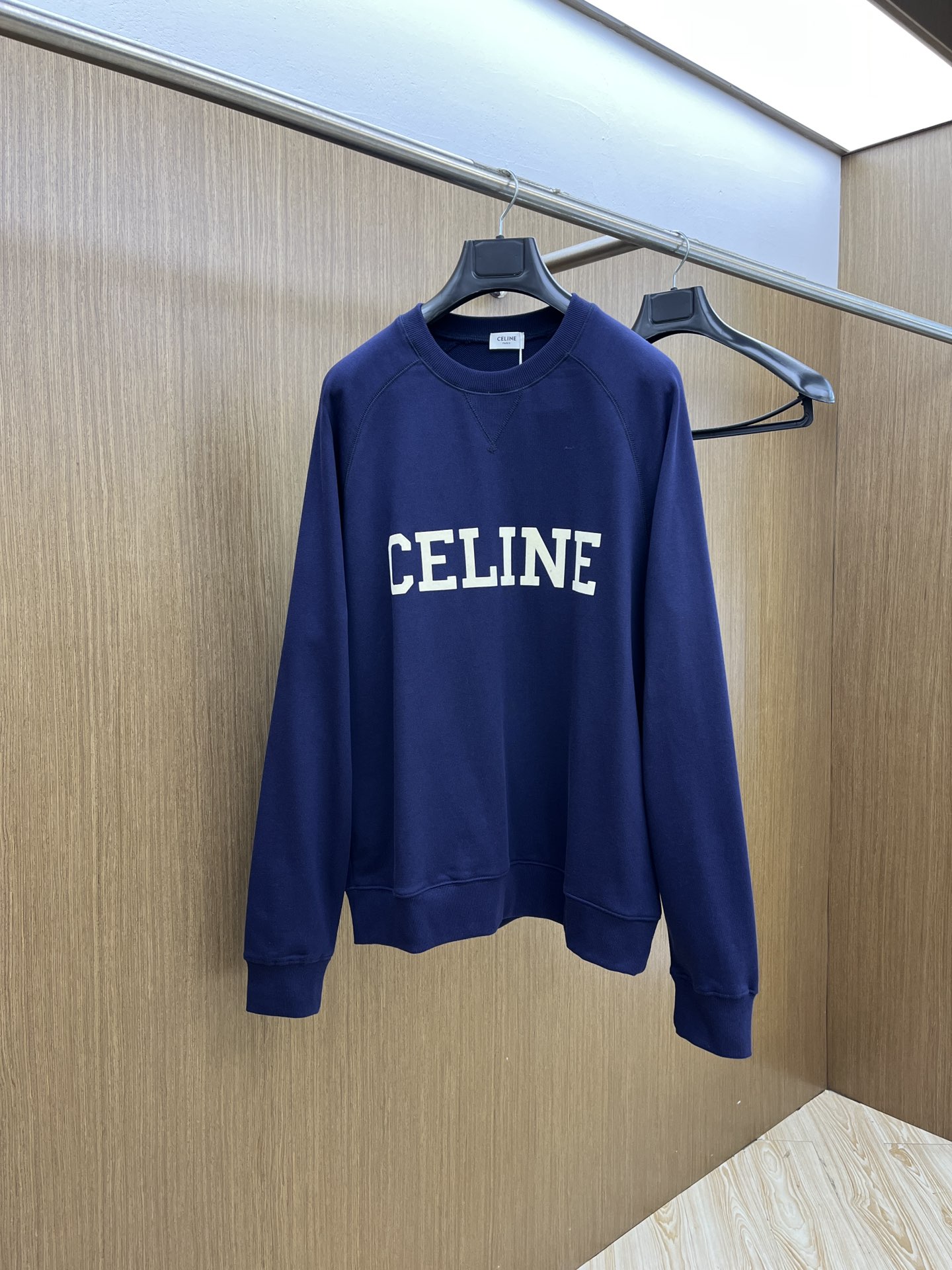 NO:516521,CELINE 2025 early autumn nanny blue sweatshirt, minimalist aesthetic textbook Basic round neck + ragdoll sleeves, hidden flesh and neat, suitable for all figures Heavy letter embroidery, classic logo with its own aura, low-key hiding sense of high-end. The main color of the navy is calm and versatile. Single wear is a relaxed atmosphere, GZ layering is a magic tool for layering. The fabric is soft and glutinous and sturdy, and close-fitting is like being wrapped in clouds, and the comfort is full of comfort. A fashionable hard product for all seasons, putting CELINE's French coolness into daily standard color navy. Size S-XL, celine, celine, hoodie, sweatshirts, alexander wang19860909CELINE赛琳2025早秋藏青卫衣,极简美学教科书 基础圆领+插肩袖,藏肉又显利落,适配所有身材 重磅字母刺绣,经典Logo 自带气场,低调中藏着高级感 藏青主色沉稳又百搭,单穿是松弛氛围,GZ 叠穿是层次感神器 面料软糯有筋骨,贴身穿像被云朵裹住,舒适度拉满 一件穿四季的时髦硬货,把 CELINE 的法式酷飒,穿成日常标配 颜色藏青 尺码 S-XL,,celine,celine,hoodie,sweatshirts,alexander wang,Men's clothing