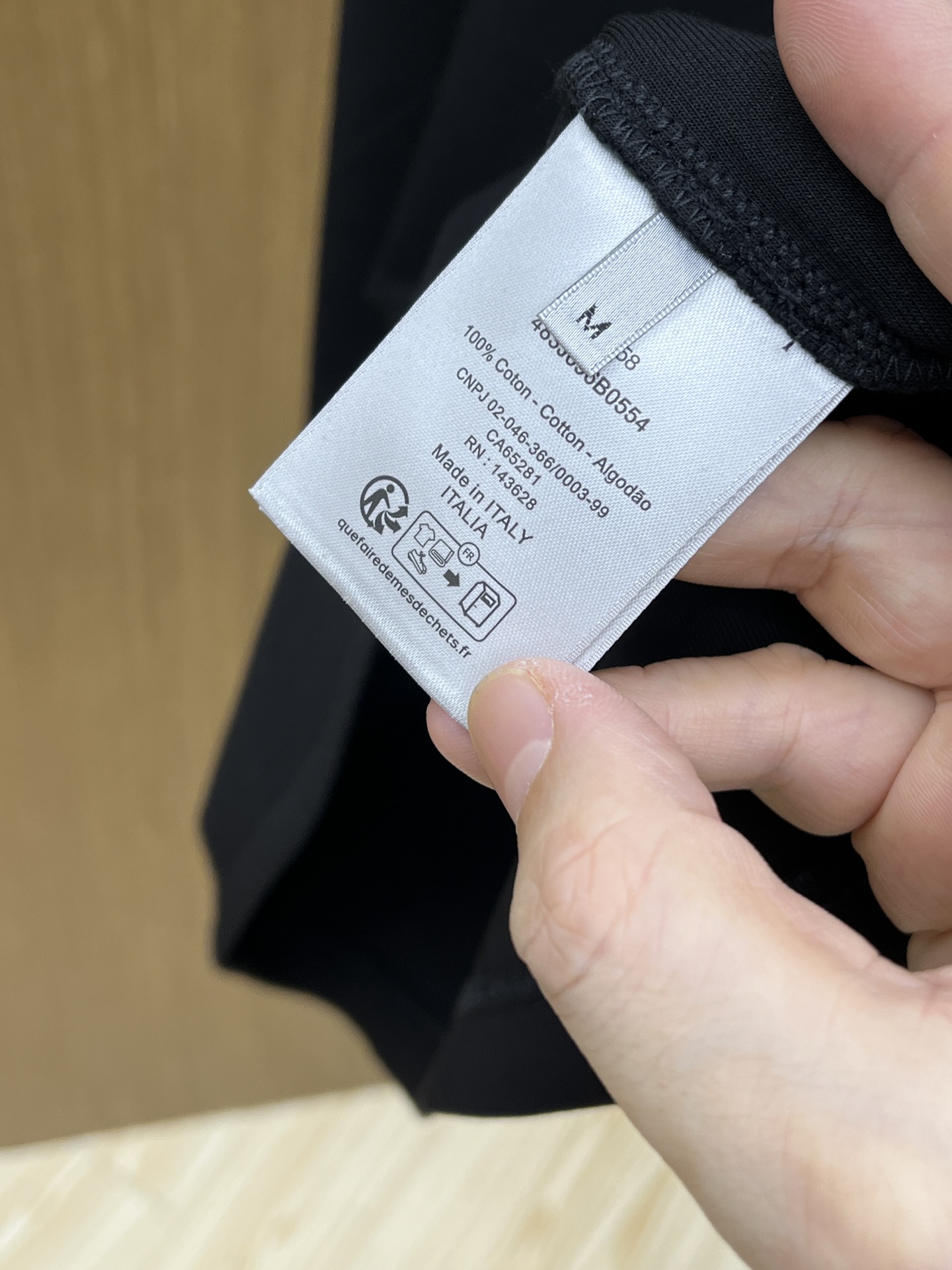 🔥 CD 2025秋冬 圆领刺绣短袖T恤打底衫 元素性的Logo徽章凸显休闲时尚魅力,依然独领时尚风骚.