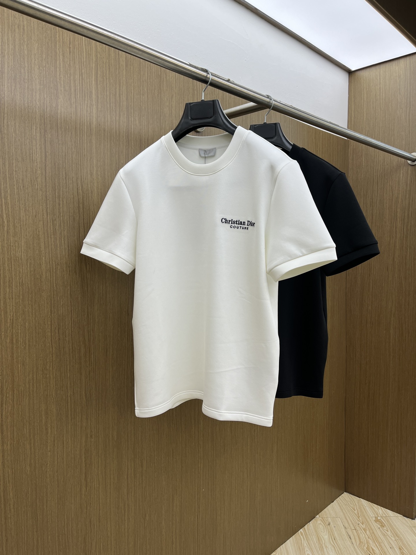 NO:518893,CD 2025 Autumn and Winter Round neck embroidered short-sleeved T-shirt base shirt Elemental Logo badge highlights the casual and fashionable charm, and is still unique in style. The inner layer is fitted with a companion... Customer-supplied high-strength elastic knitted liquid ammonia air-layer fabric, flat and symmetrical knitted light and refreshing, soft and comfortable, and excellent breathability. Simple and unique charm. The bld straight-cut style is more suitable for matching with various trendy and fashionable styles. It uses instrument embroidery, delicate and full texture, bringing a new experience for fashion sports and leisure. Color black white Size M-3XL,,T-shirt,tees,t-shirt,alexander wang19860909CD 2025秋冬 圆领刺绣短袖T恤打底衫 元素性的Logo徽章凸显休闲时尚魅力,依然独领时尚风骚.内搭好伴侣… 客供高支弹力针织液氨空气层面料,平整匀称的针织轻薄清爽,柔软舒适,透气性极佳.简洁而富有独特魅力.bld直裁版型更为适合搭配各种潮流时尚造型. 采用器械刺绣,细腻饱满的质感突显,为时尚运动休闲带来全新体验. 颜色黑色 白色 尺码 M-3XL,,T-shirt,tees，t-shirt,alexander wang,Men's clothing