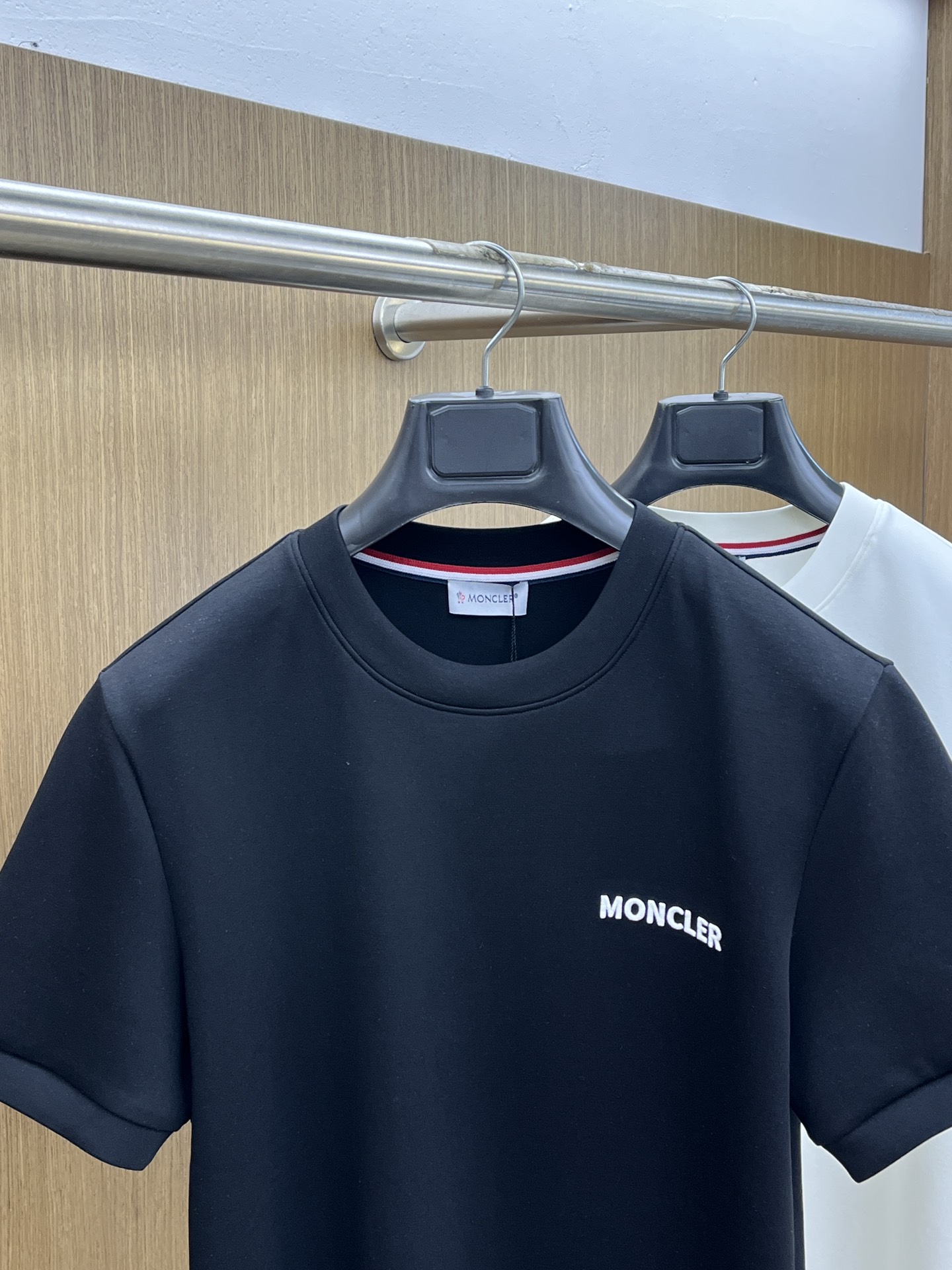 🔥 Mon 2025秋冬 圆领刺绣短袖T恤打底衫 元素性的Logo徽章凸显休闲时尚魅力,依然独领时尚风骚