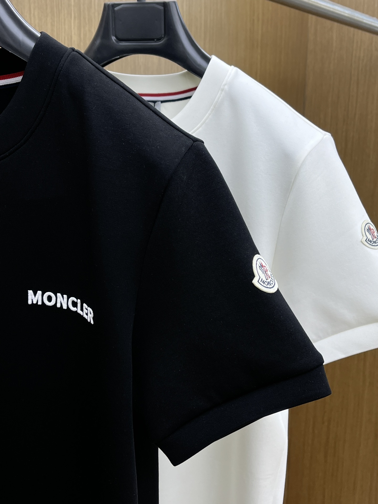 🔥 Mon 2025秋冬 圆领刺绣短袖T恤打底衫 元素性的Logo徽章凸显休闲时尚魅力,依然独领时尚风骚