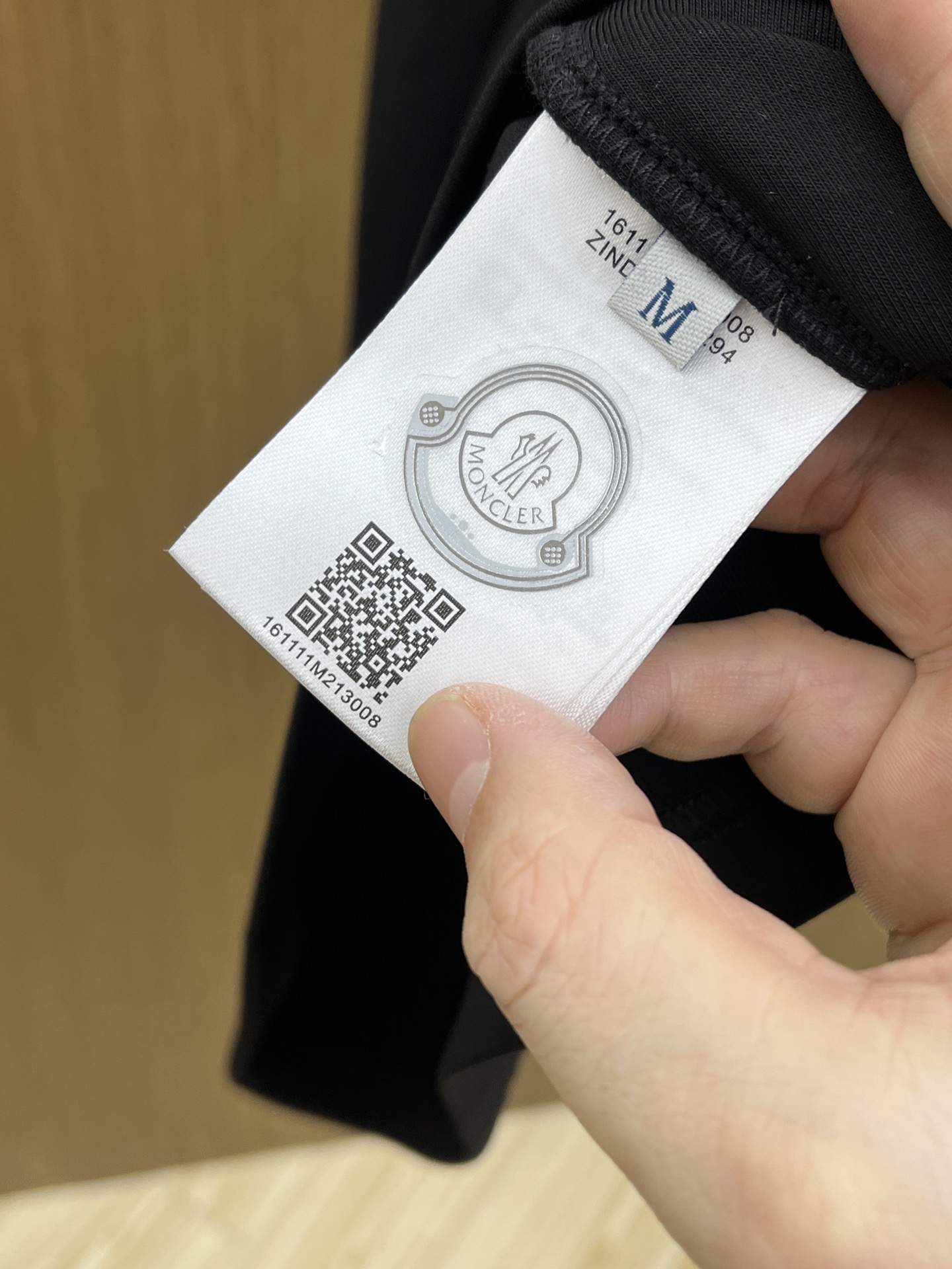 🔥 Mon 2025秋冬 圆领刺绣短袖T恤打底衫 元素性的Logo徽章凸显休闲时尚魅力,依然独领时尚风骚