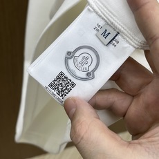 🔥 Mon 2025秋冬 圆领刺绣短袖T恤打底衫 元素性的Logo徽章凸显休闲时尚魅力,依然独领时尚风骚 🔥 Mon 2025秋冬 圆领刺绣短袖T恤打底衫 元素性的Logo徽章凸显休闲时尚魅力,依然独领时尚风骚
